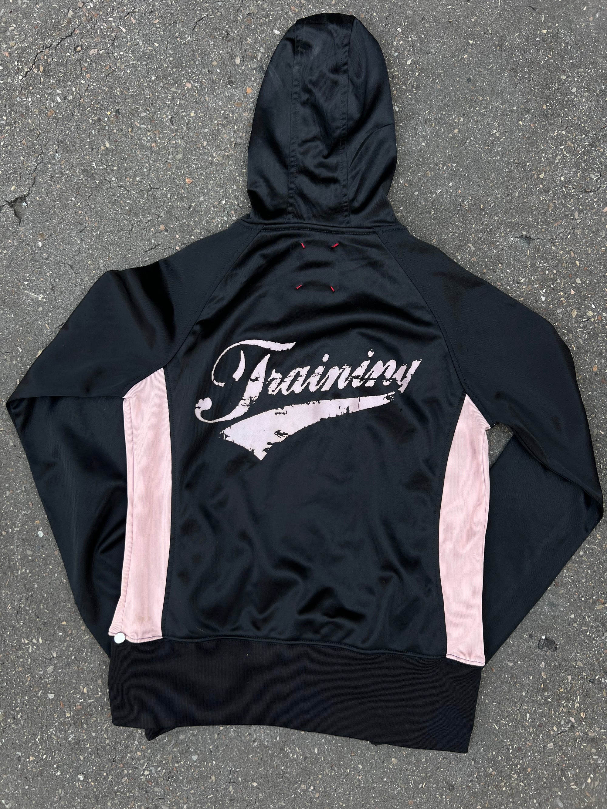 Eine schwarze Sportjacke von SASCH mit Rosa Details und Kaputte in M