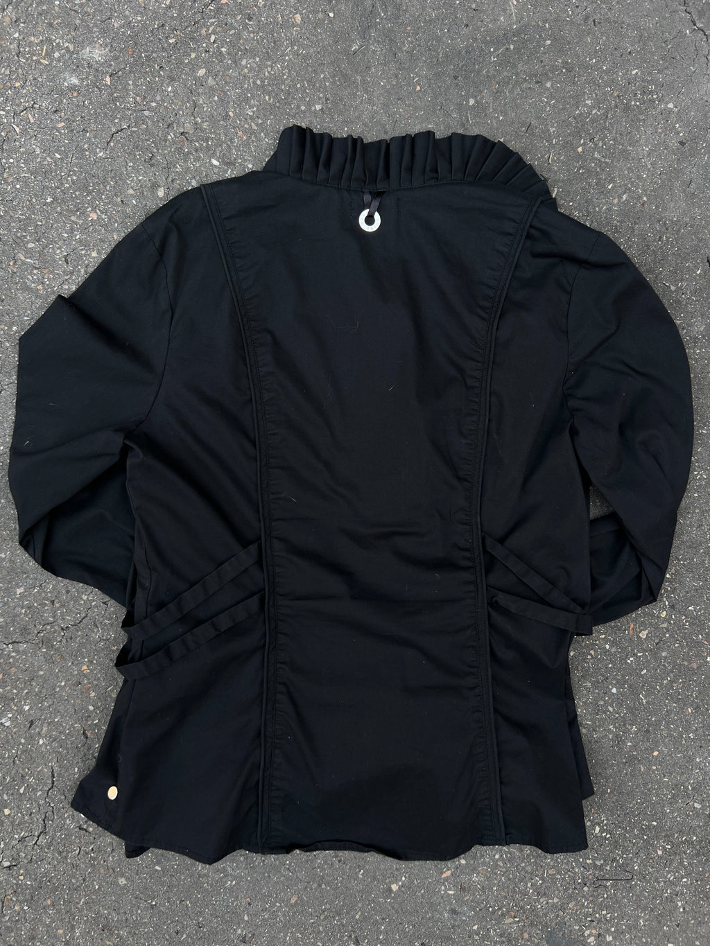 Eine schwarze Bluse von Diego Reiga in S mit Rüschen