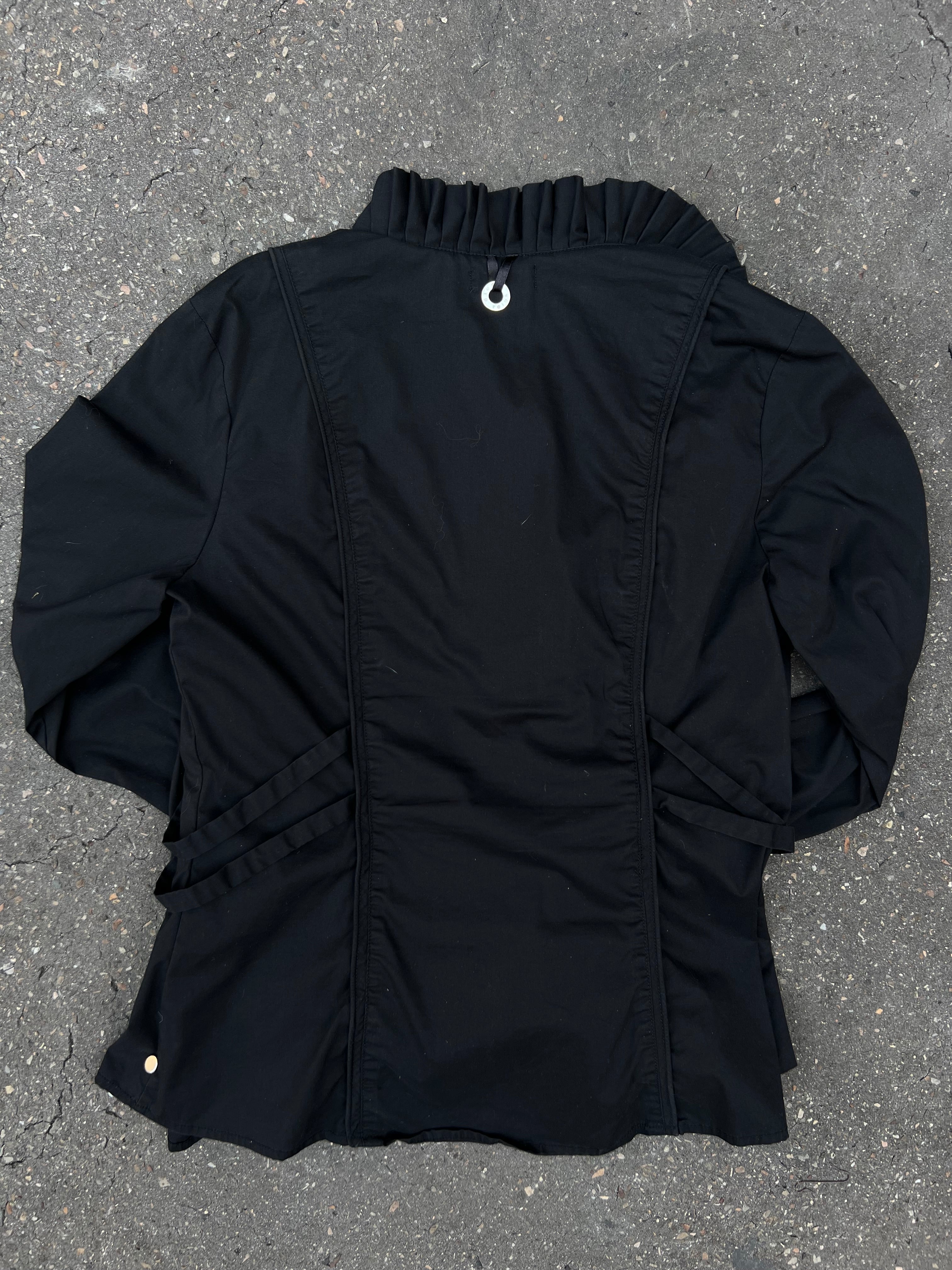 Eine schwarze Bluse von Diego Reiga in S mit Rüschen