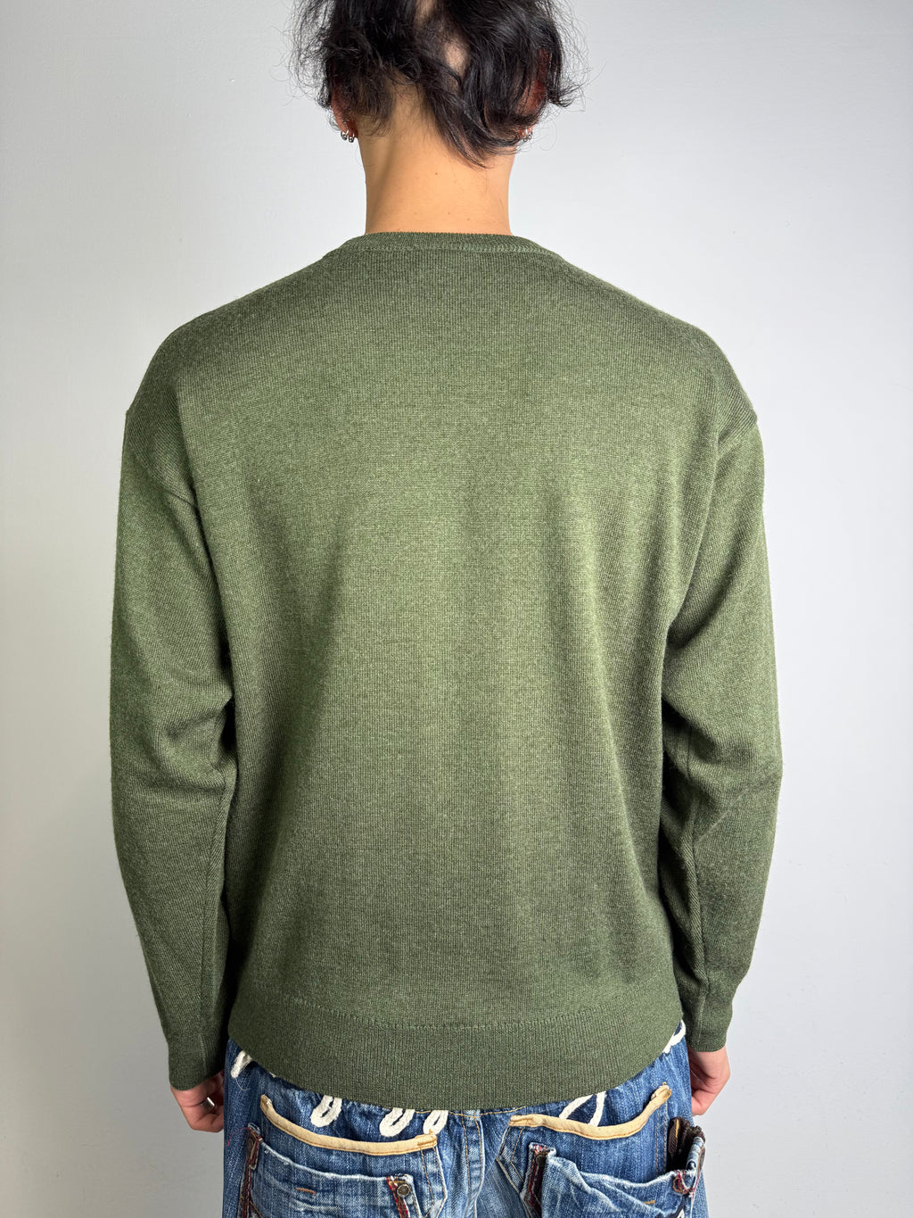 Tragebild von einem Vintage Lacoste Green Knit Sweater von hinten
