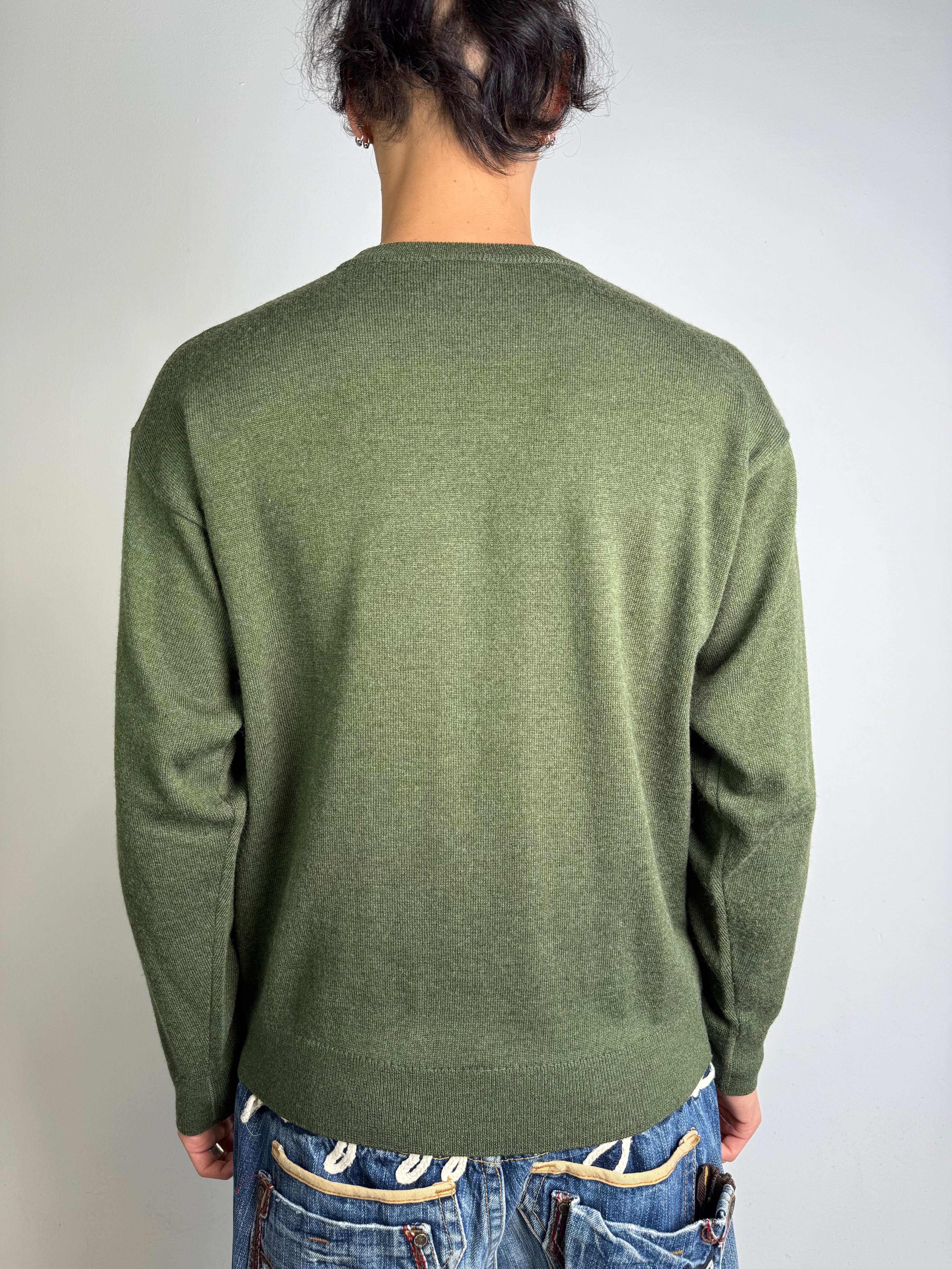 Tragebild von einem Vintage Lacoste Green Knit Sweater von hinten