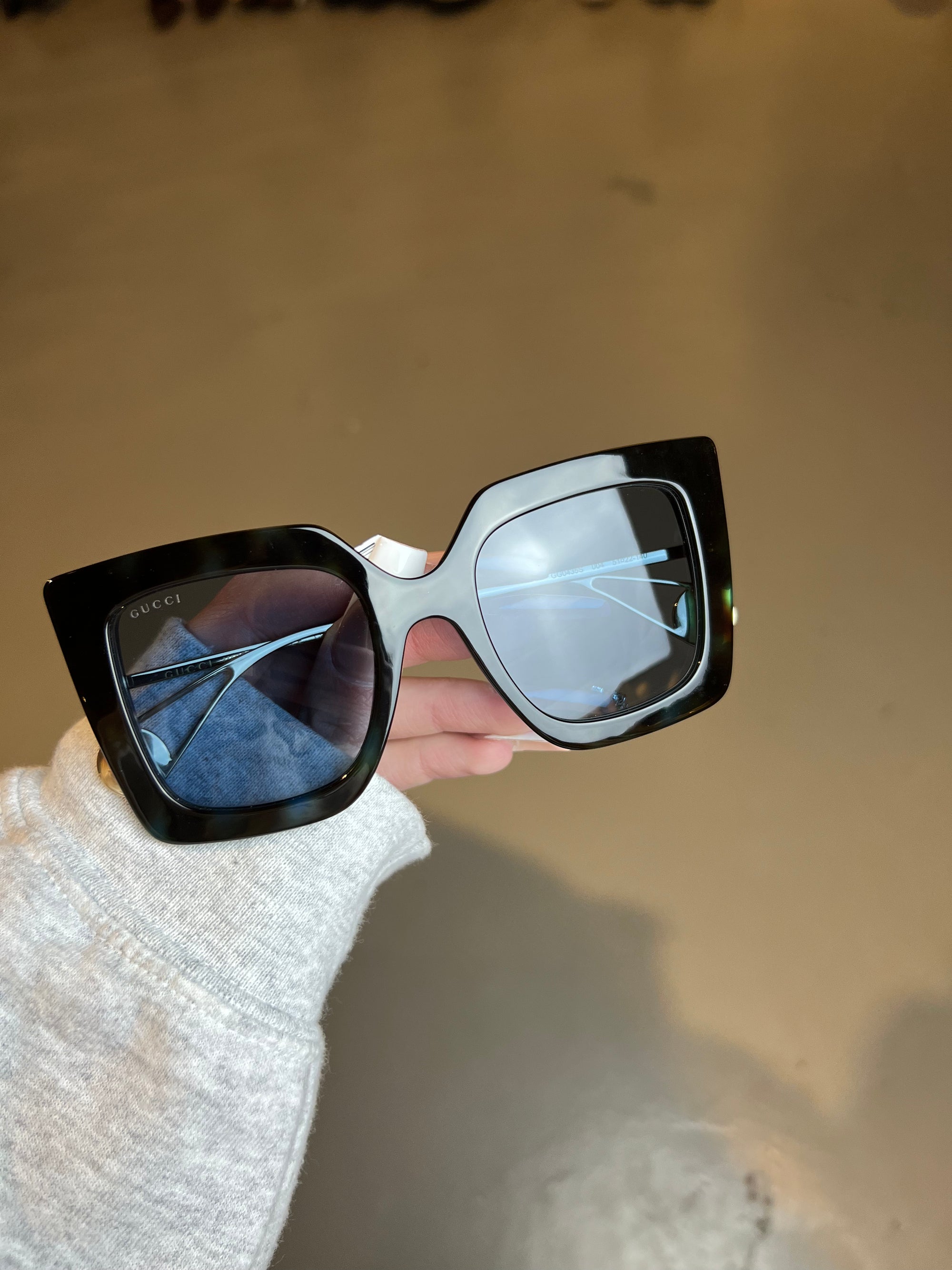Produktbild der Gucci Sunglasses in Schwarz von vorne.