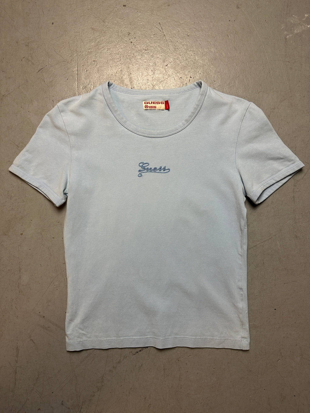 Produktbild von einem Vintage Guess Babyblue Baby Tee von vorne