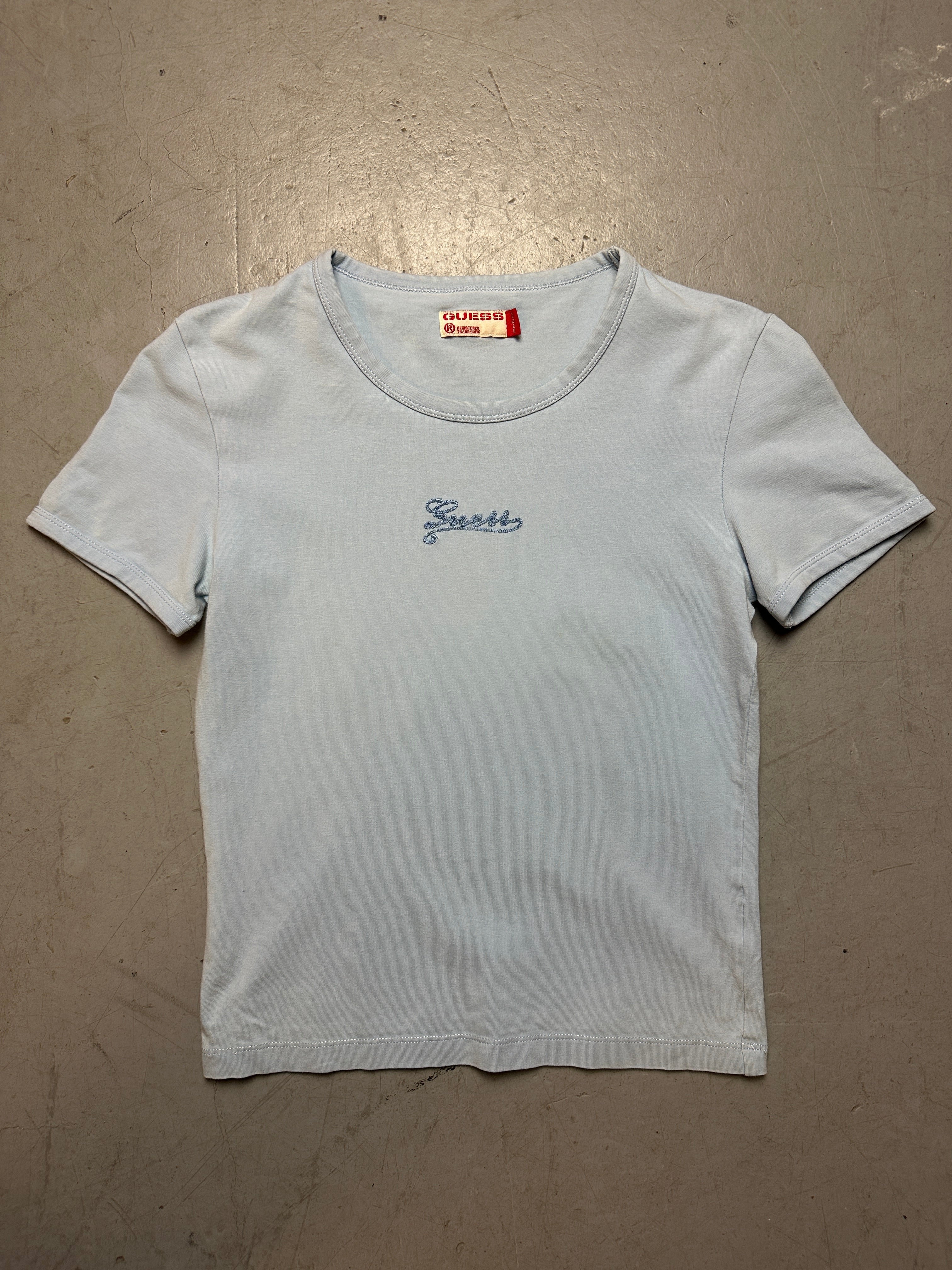 Produktbild von einem Vintage Guess Babyblue Baby Tee von vorne