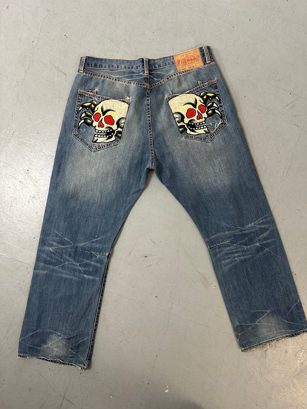 Eine baggy Ed Hardy denim mit totenkopf Print auf den backpockets