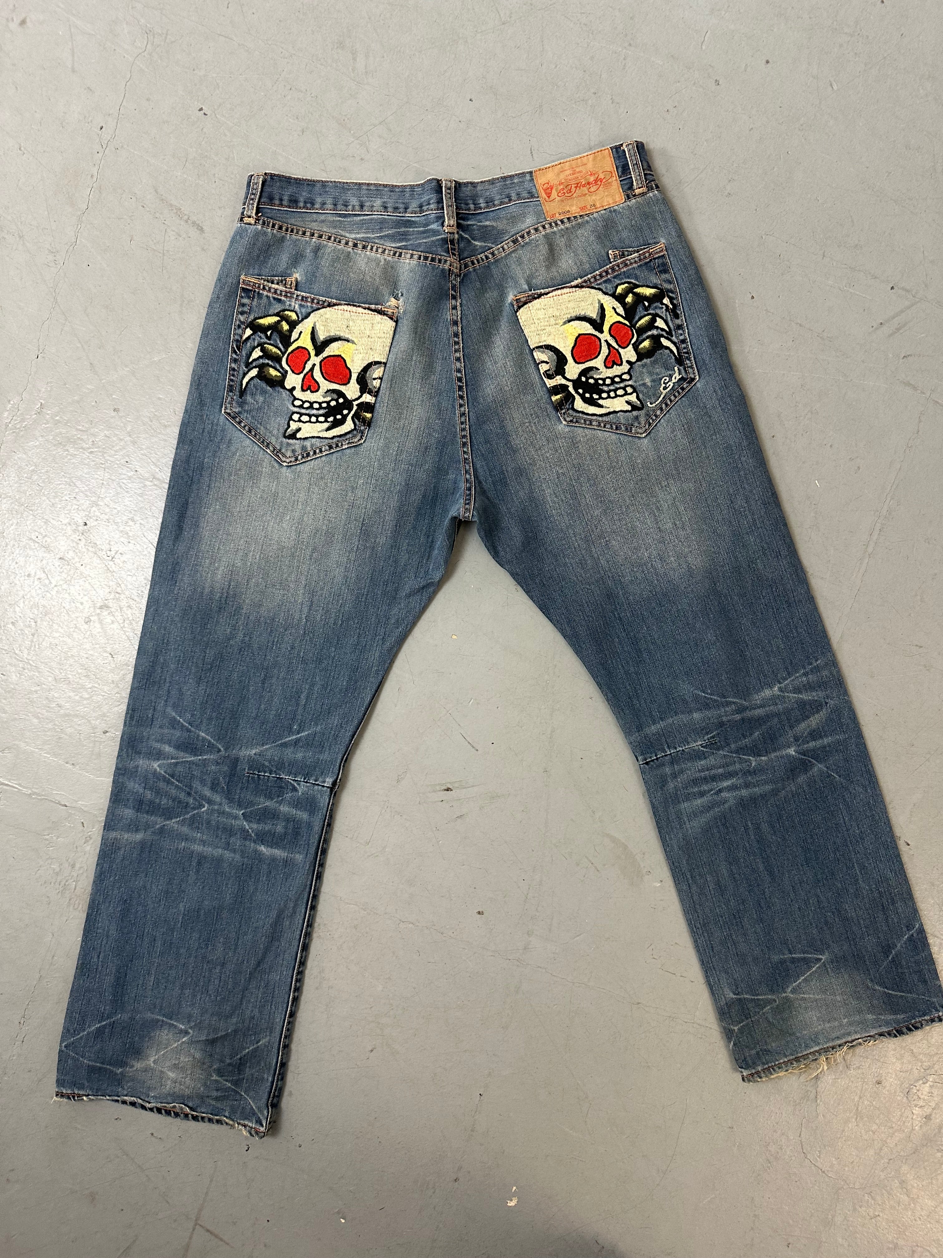 Eine baggy Ed Hardy denim mit totenkopf Print auf den backpockets