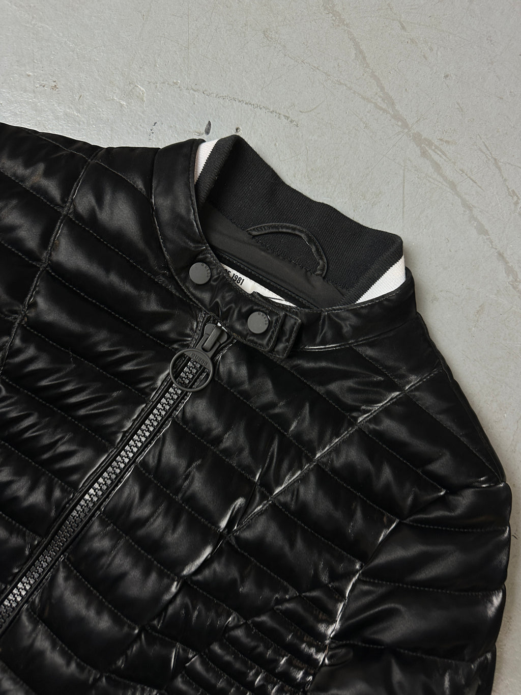 Detailliertes Produktbild von Vintage Shiny Black Guess Puffer Jacket S/M von vorne 