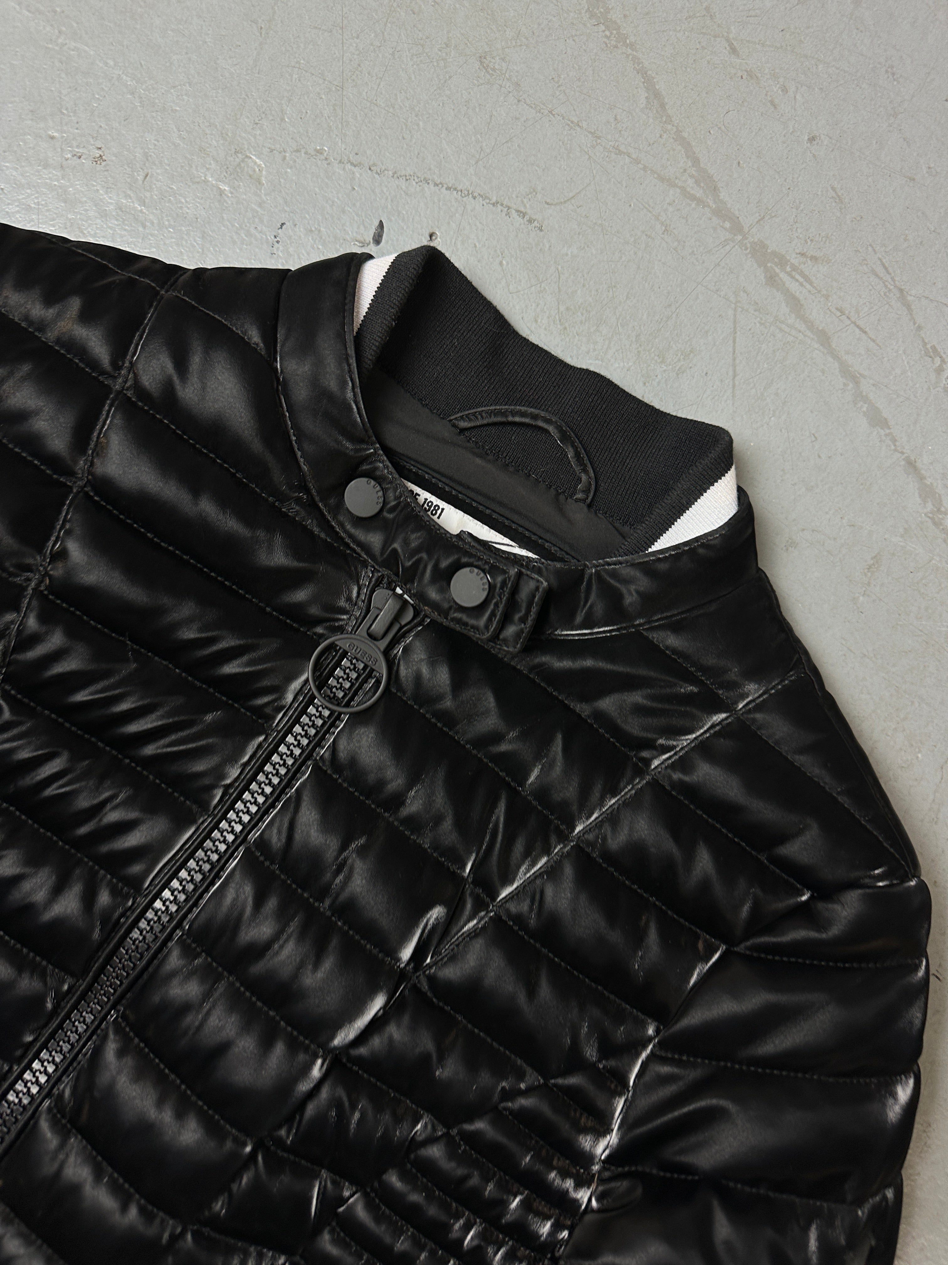 Detailliertes Produktbild von Vintage Shiny Black Guess Puffer Jacket S/M von vorne 