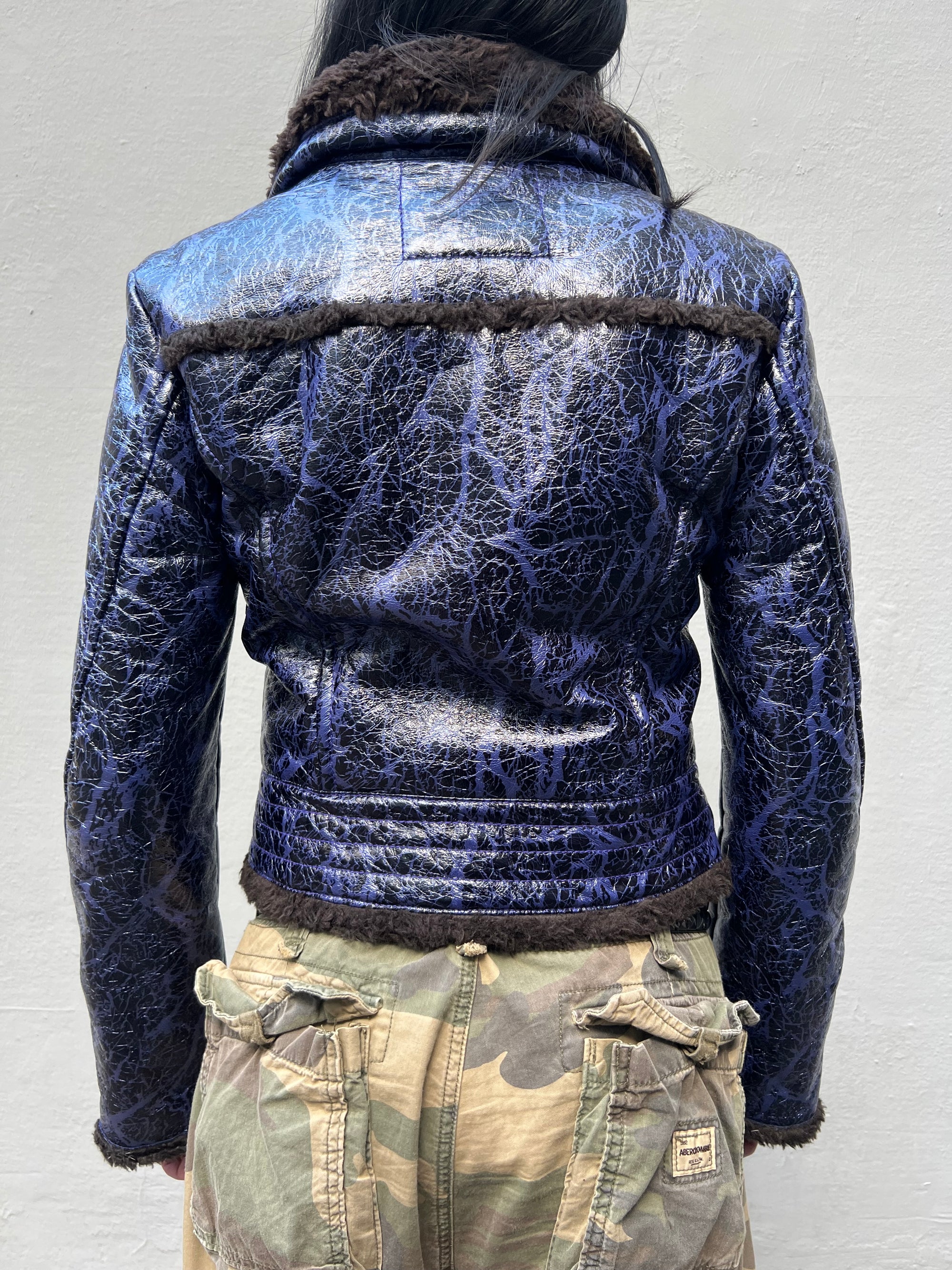 Zu sehen ist eine lila Miss Sixty Jacke mit Fell Kragen