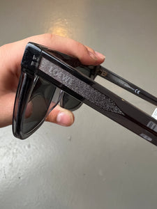 Auf dem Bild, ist die Marke der Sonnenbrille zu sehen. ( Die Marke ist Loewe.)