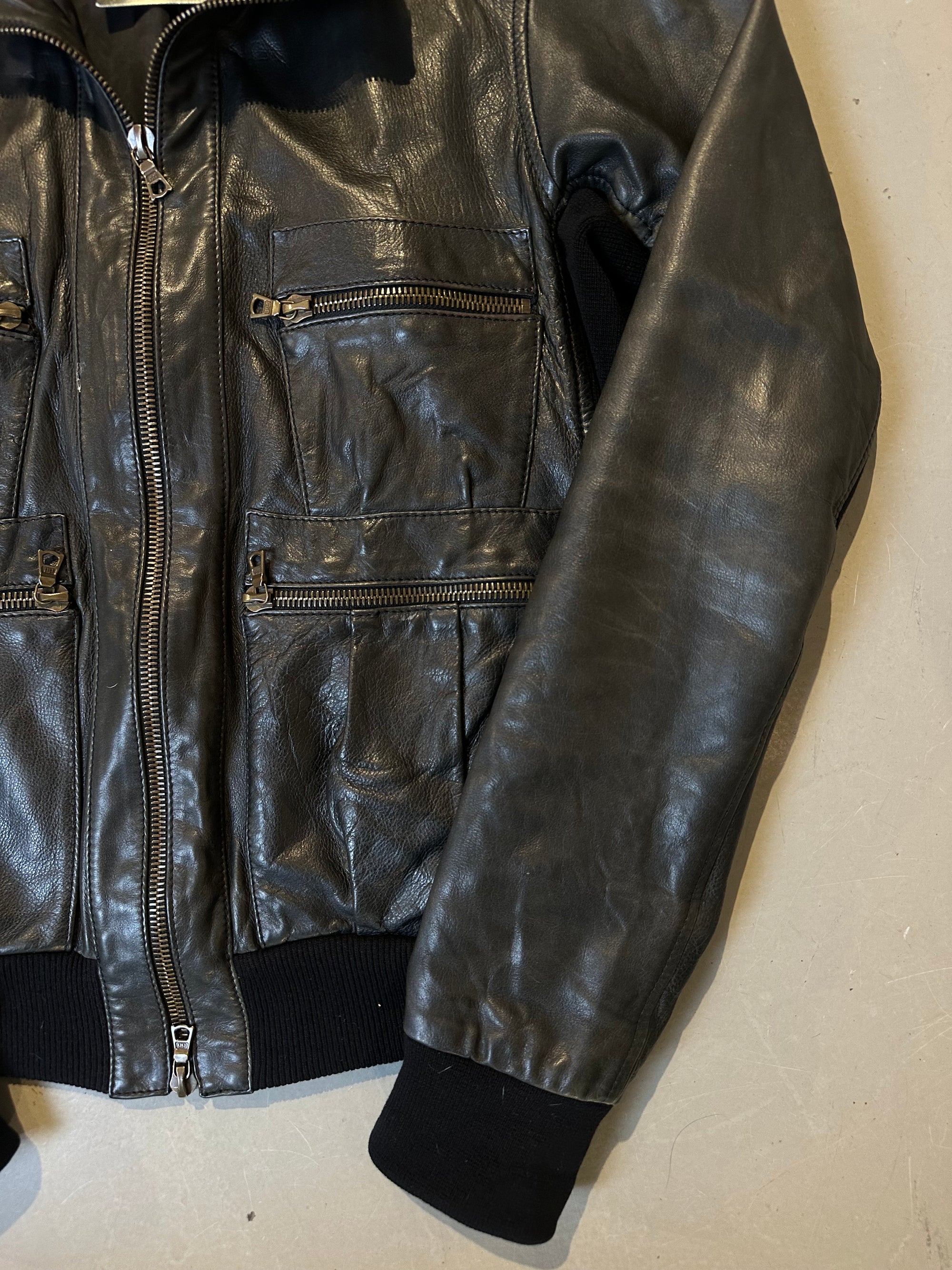 Produktbild Schwarze Lederjacke mit goldenem Reißverschluss