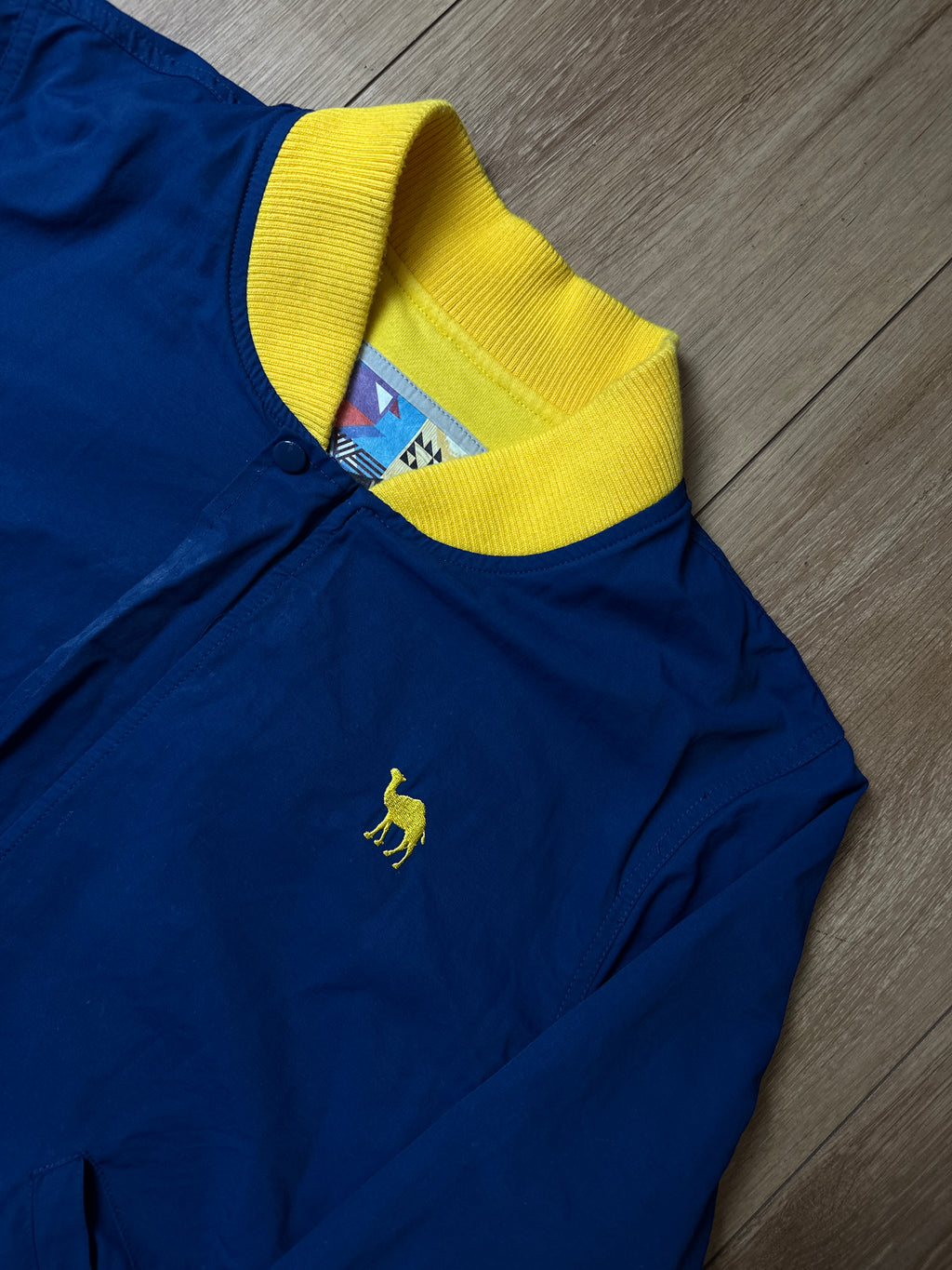 Detailbild von einer Vintage Camel Bomber Jacket von Kragen