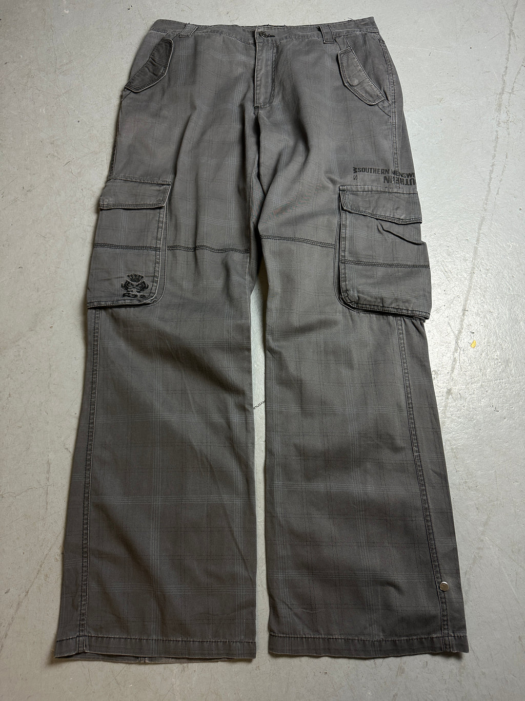 Productbild von Vintage Dark Grey Cargo Pants M/L von vorne 