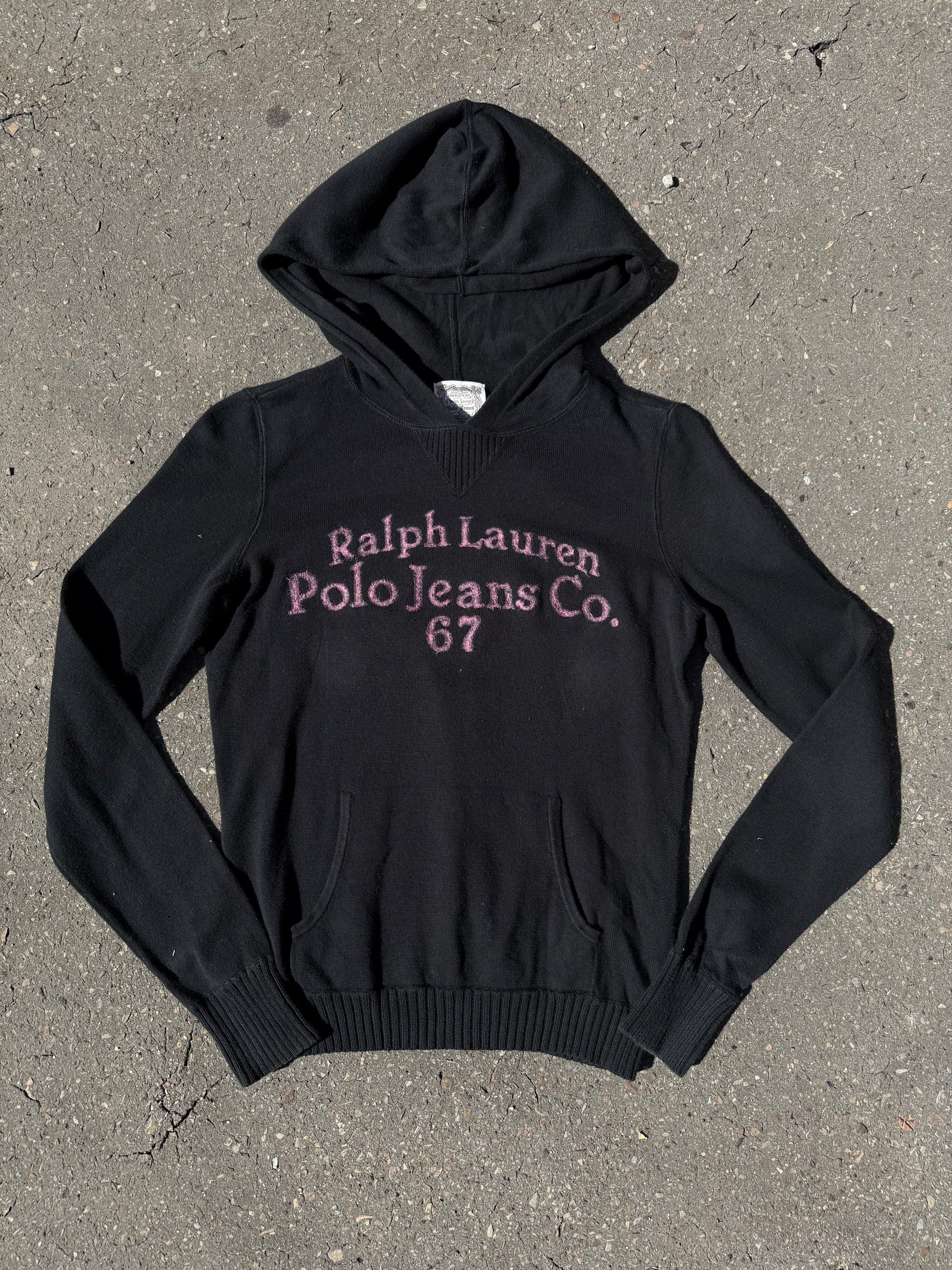 Ein schwarzer Strick hoodie von Ralph Lauren mit pinken Schriftzug auf der Vorderseite in XS