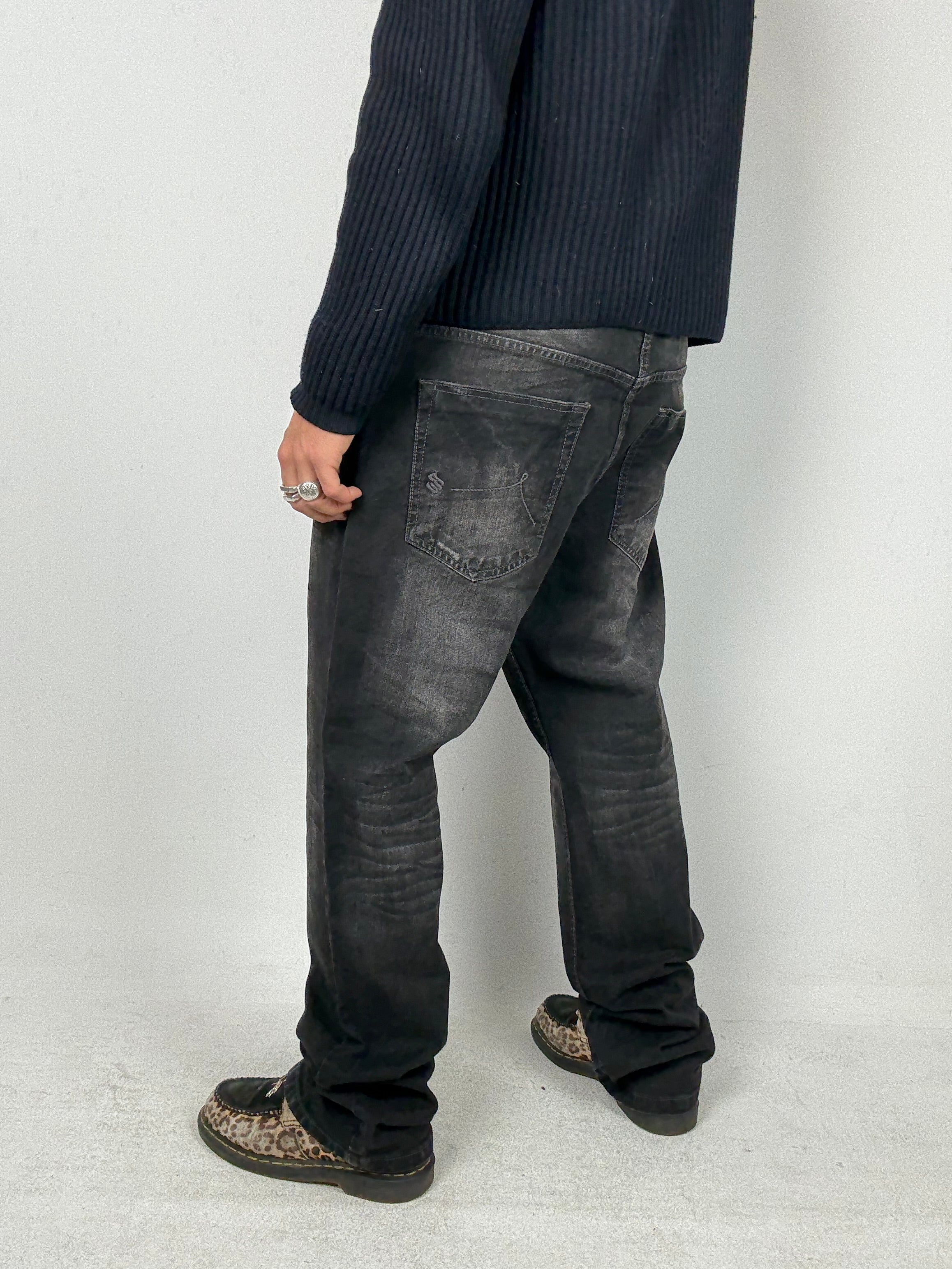 Tragebild von einer Vintage Rocawear Black Baggy Denim von hinten