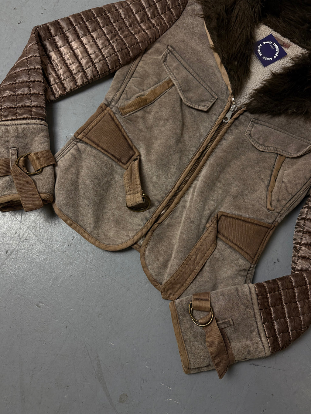 Vintage Roberto Cavalli Angels Leather Jacket with Faux Fur getragen vor grauem Hintergrund