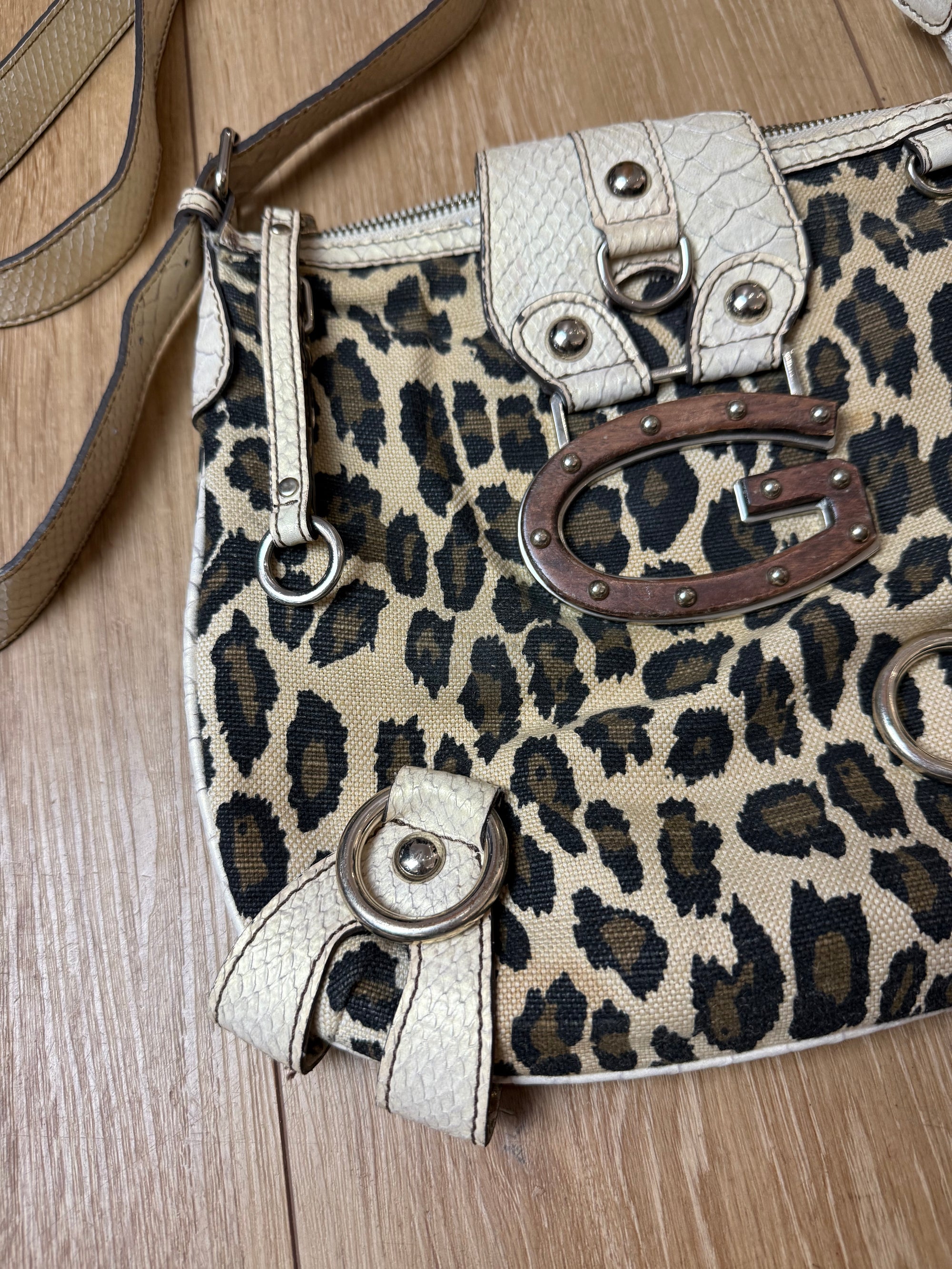 Detailbild von einer Vintage Leopard Y2K Guess Shoulder Bag von vorne