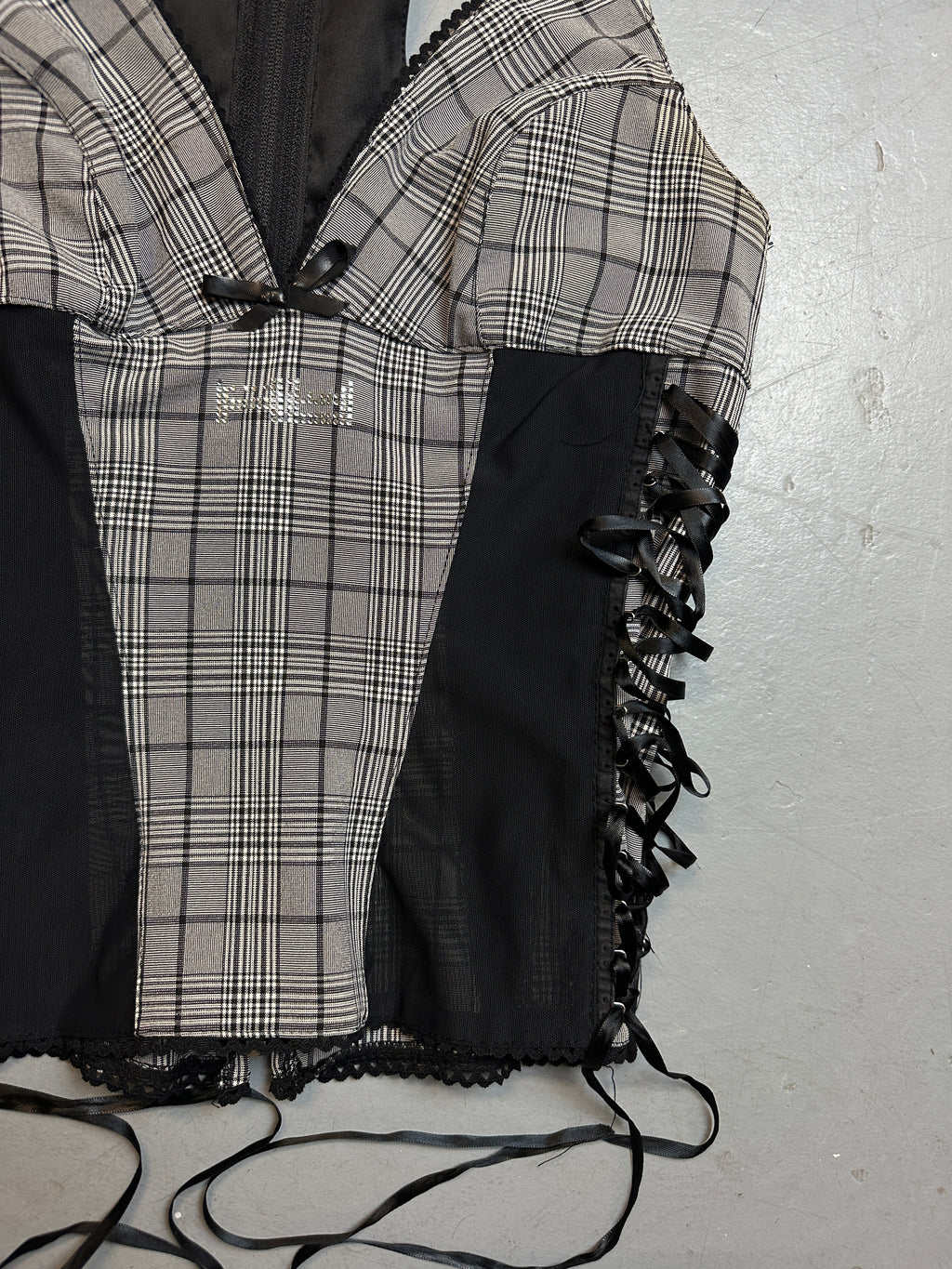 Vintage Artigli Plaid Lace Up Top mit kleiner Schleife für Frauen. Y2K Second Hand 2000s Fashion