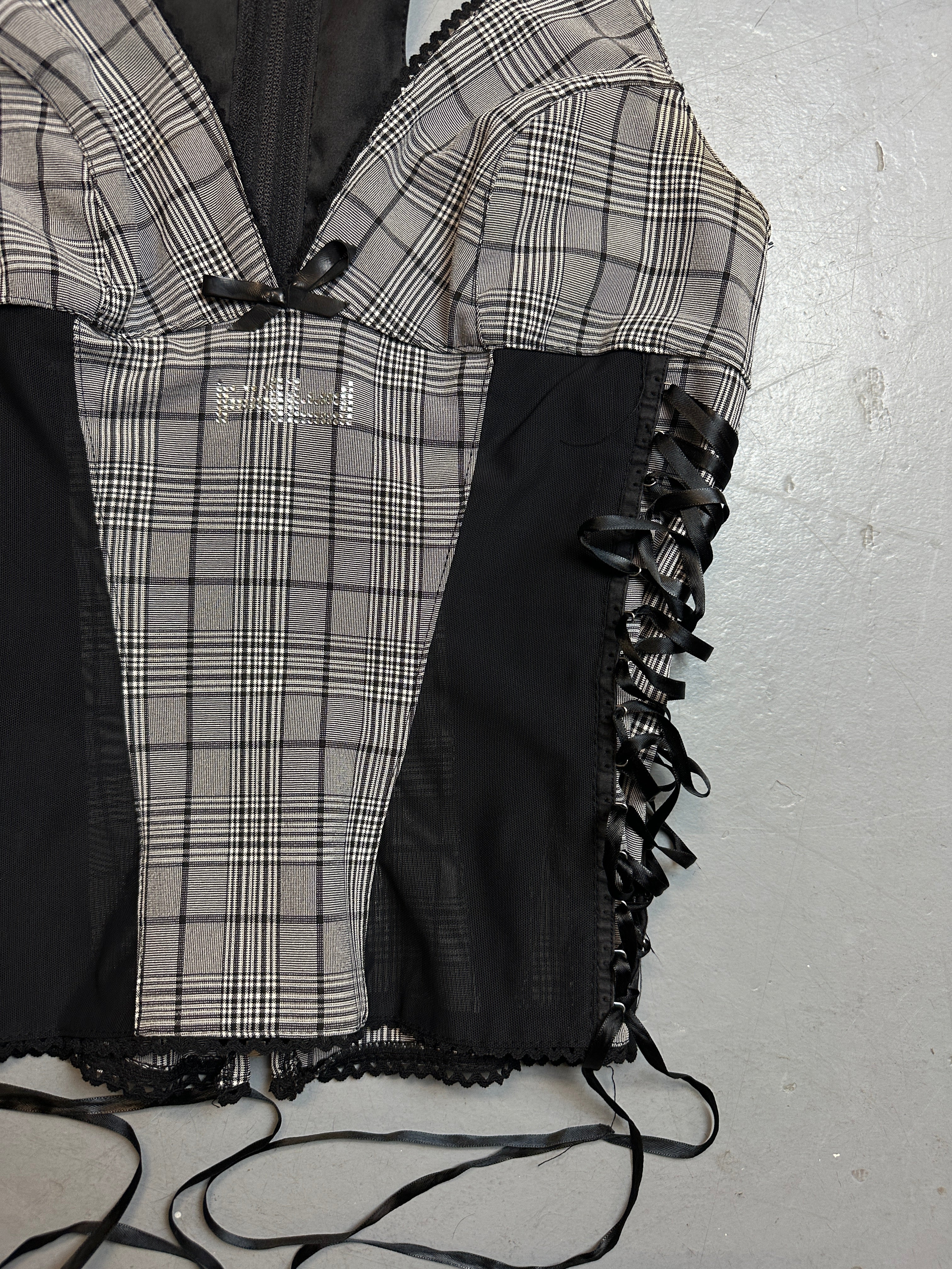 Vintage Artigli Plaid Lace Up Top mit kleiner Schleife für Frauen. Y2K Second Hand 2000s Fashion