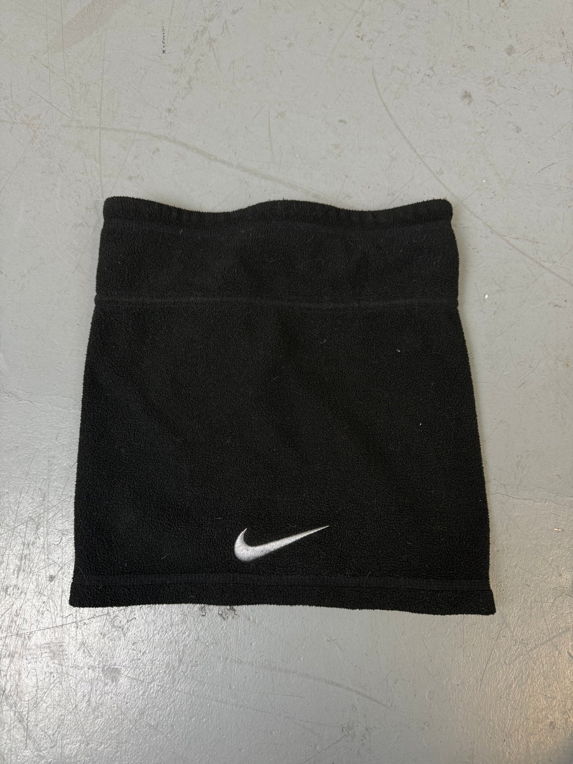 Ein schwarzer kleiner Loop Schal für den Hals von Nike 