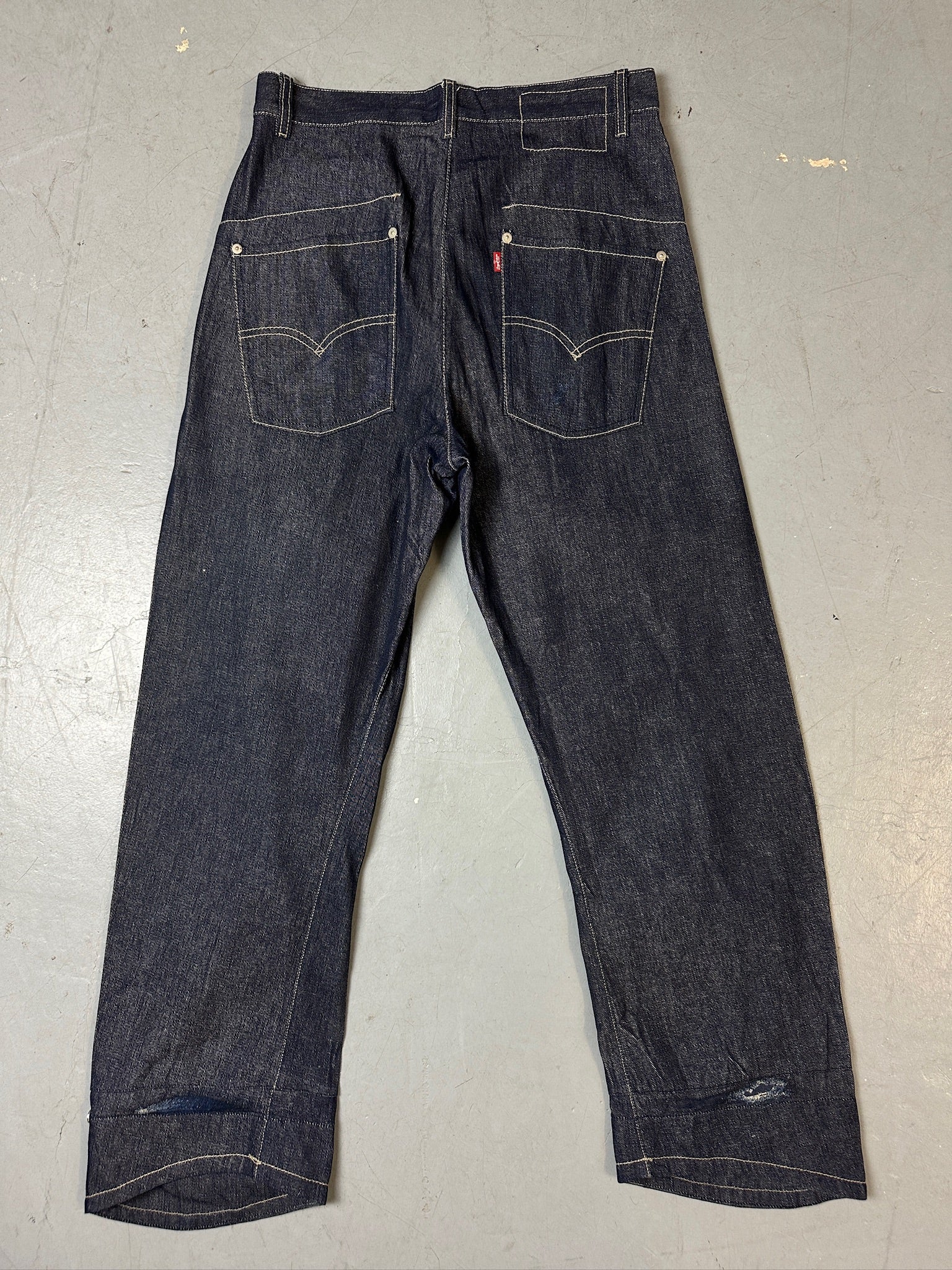 Eine dunkelblaue baggy Levi’s engineered denim jeans 