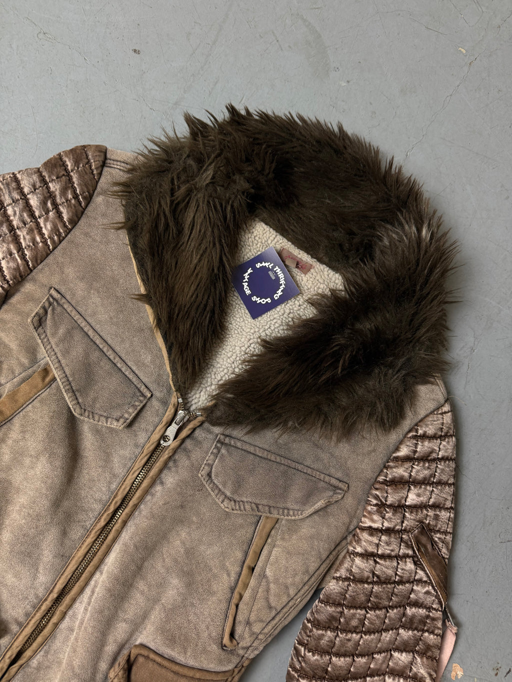 Vintage Roberto Cavalli Angels Leather Jacket with Faux Fur getragen vor grauem Hintergrund