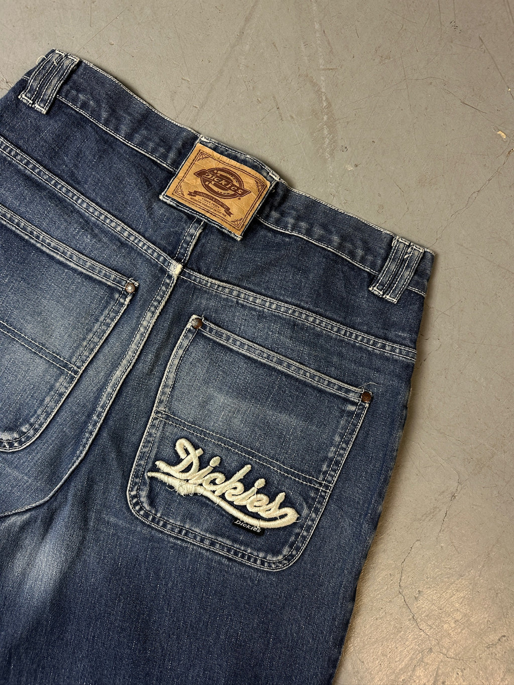 Eine blaue baggy Jeans von dickies mit Logo stitching auf der back pocket 