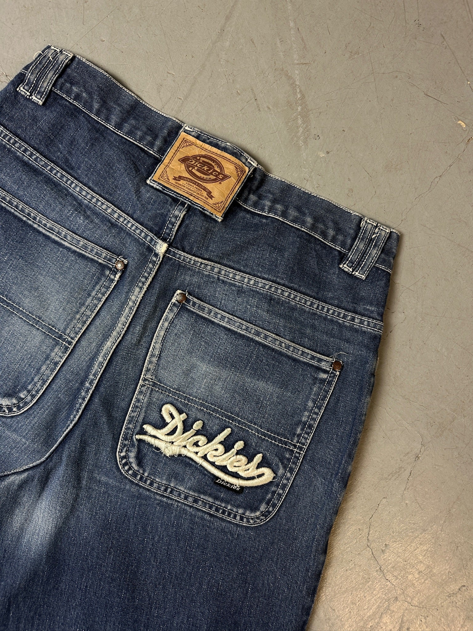 Eine blaue baggy Jeans von dickies mit Logo stitching auf der back pocket 