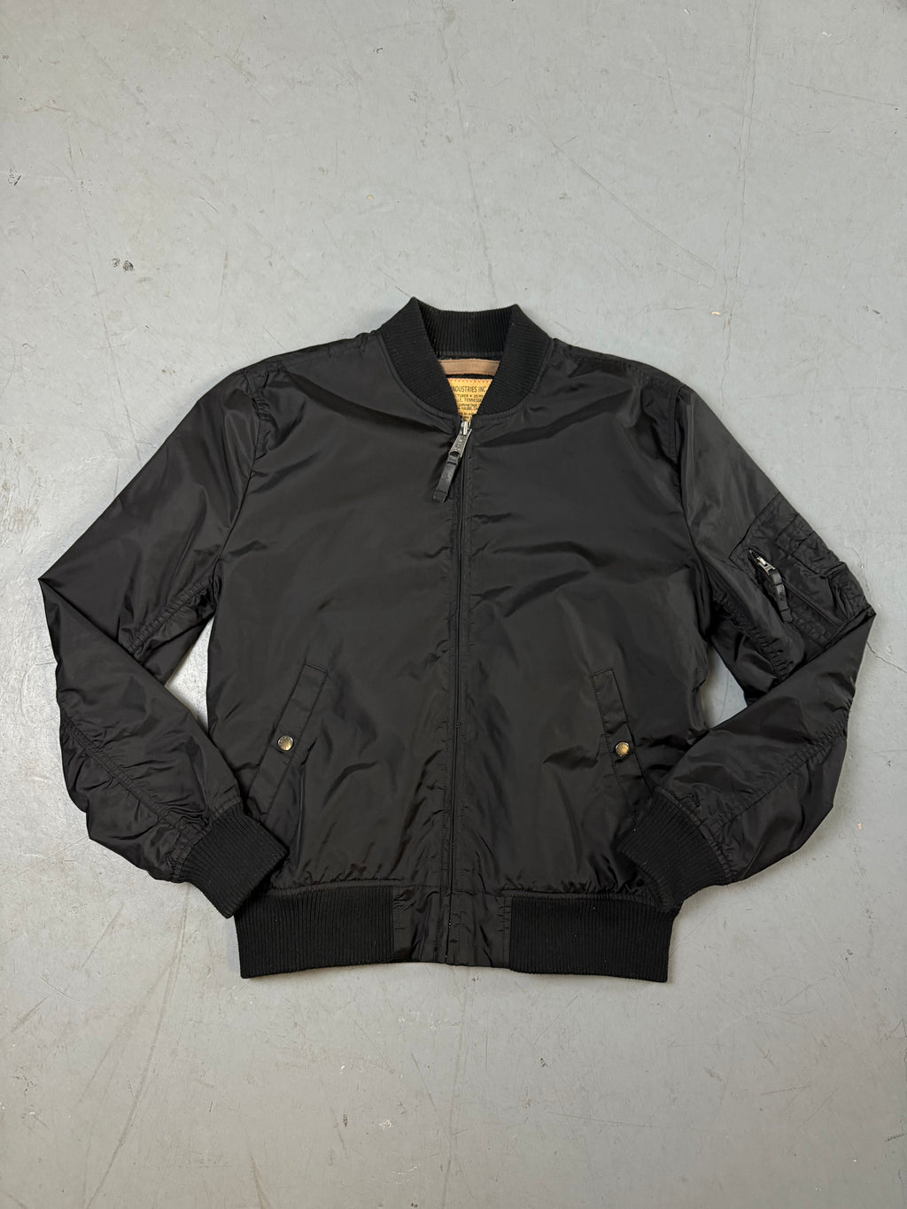 Produktbild von einer Vintage Alpha Industries Black Bomber Jacket von vorne