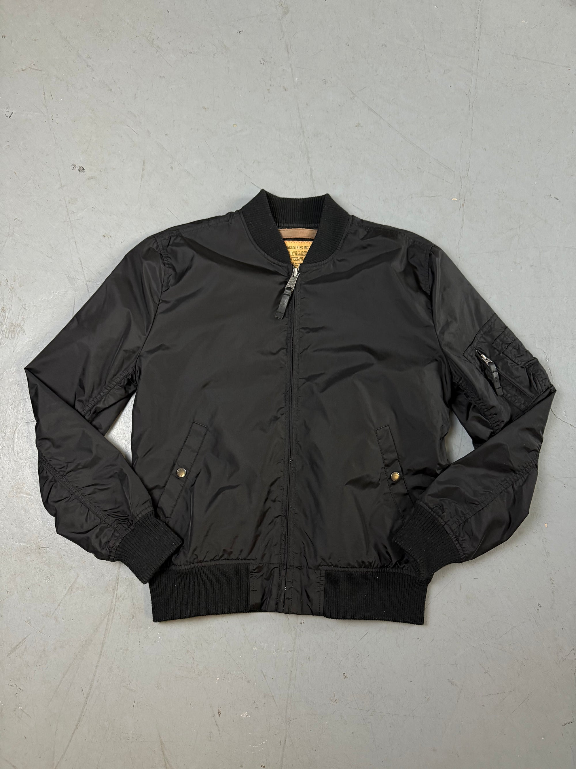 Produktbild von einer Vintage Alpha Industries Black Bomber Jacket von vorne