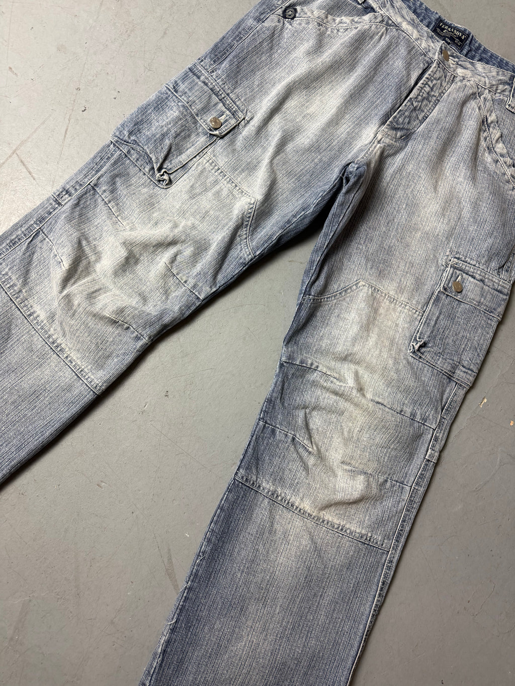 Detailbild von einer Vintage Terranova Light Blue Baggy Jeans von Hosenbeinen von vorne