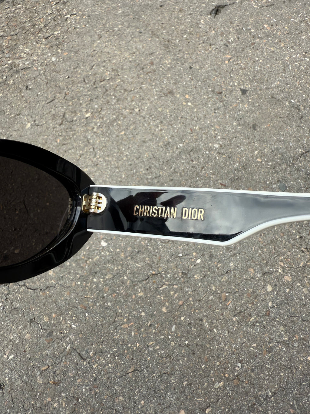 Eine schwarz weiße Sonnenbrille von Dior im CAT Eye Stil