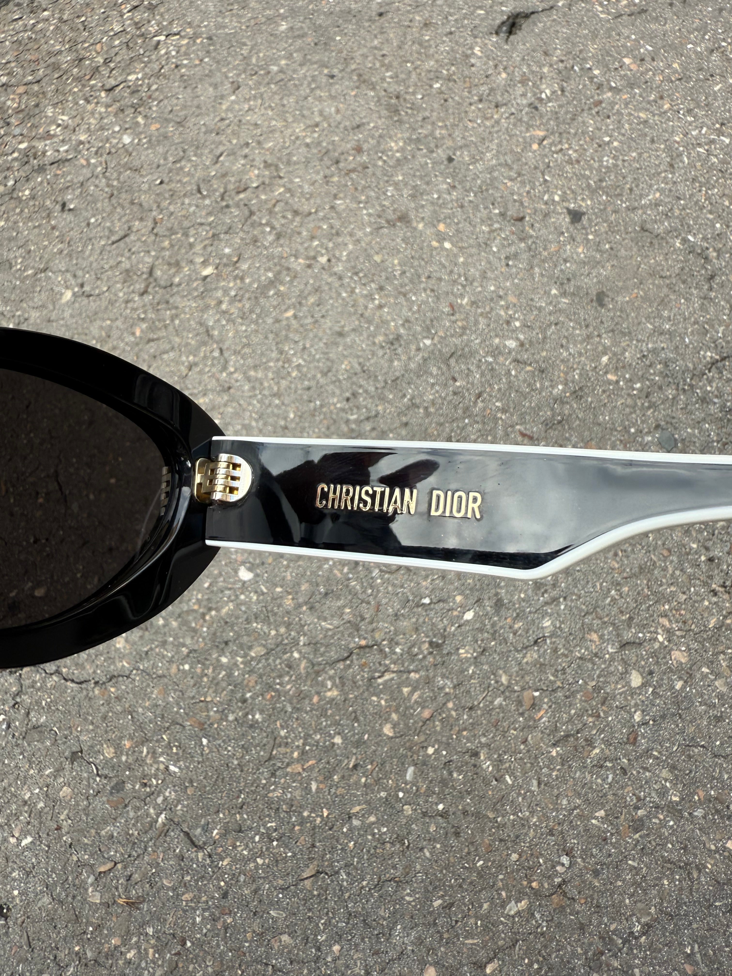 Eine schwarz weiße Sonnenbrille von Dior im CAT Eye Stil