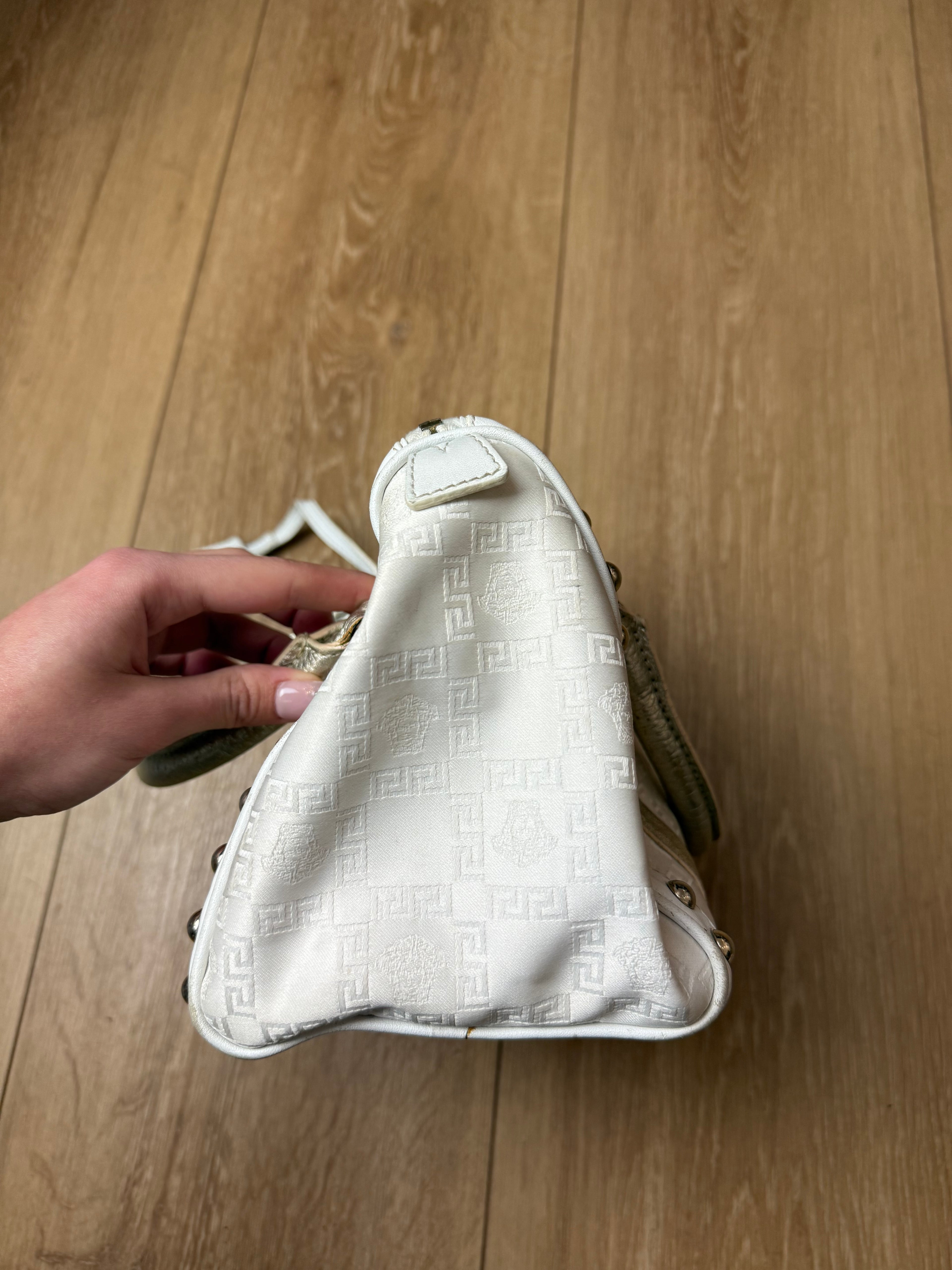 Detailbild von einer Vintage Versace White Boston Leather Bag von der Seite