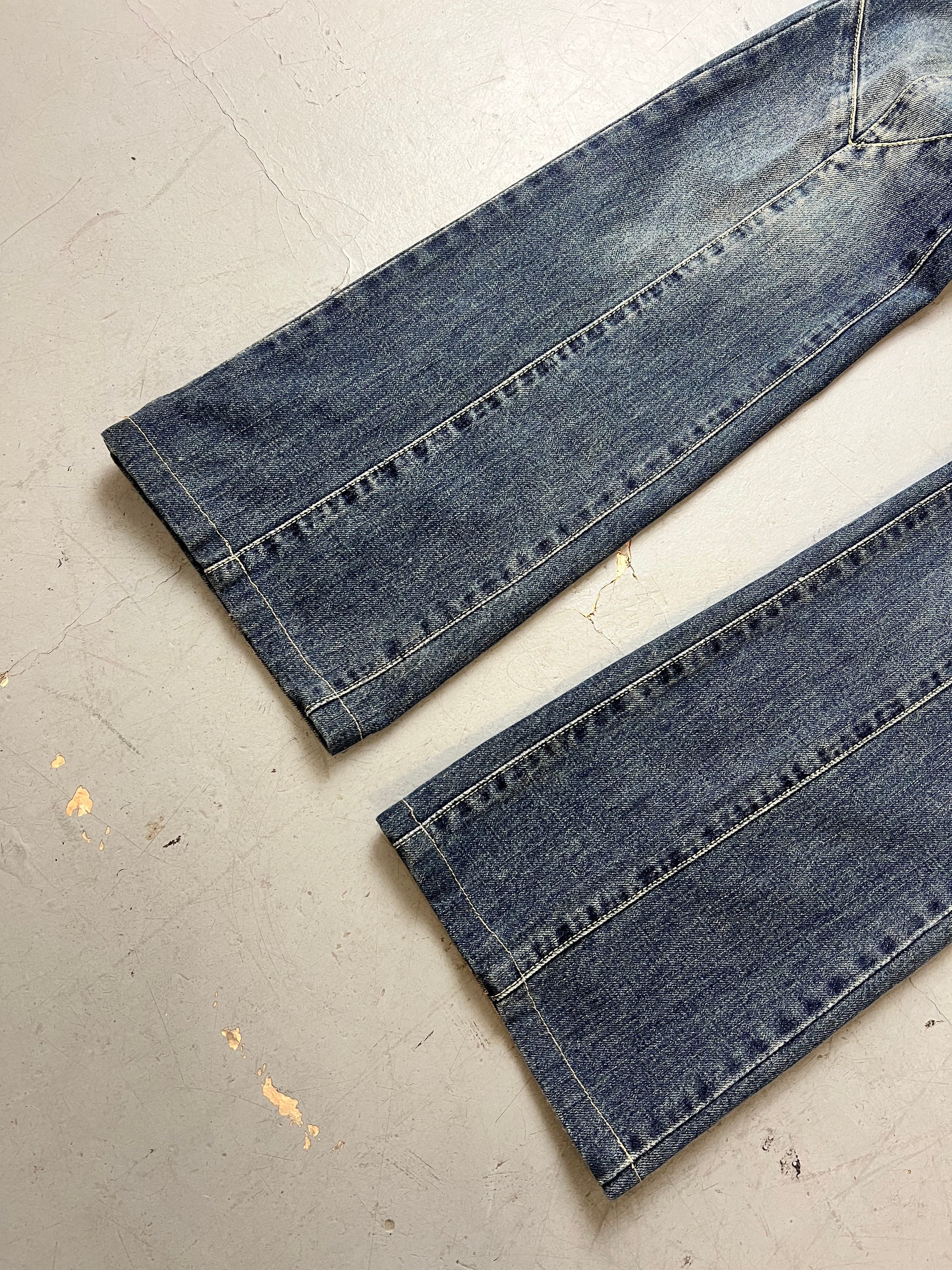 Vintage Guess Dark Blue Low Waist Jeans mit Schnürung für Damen. Y2K Second Hand 2000s Fashion