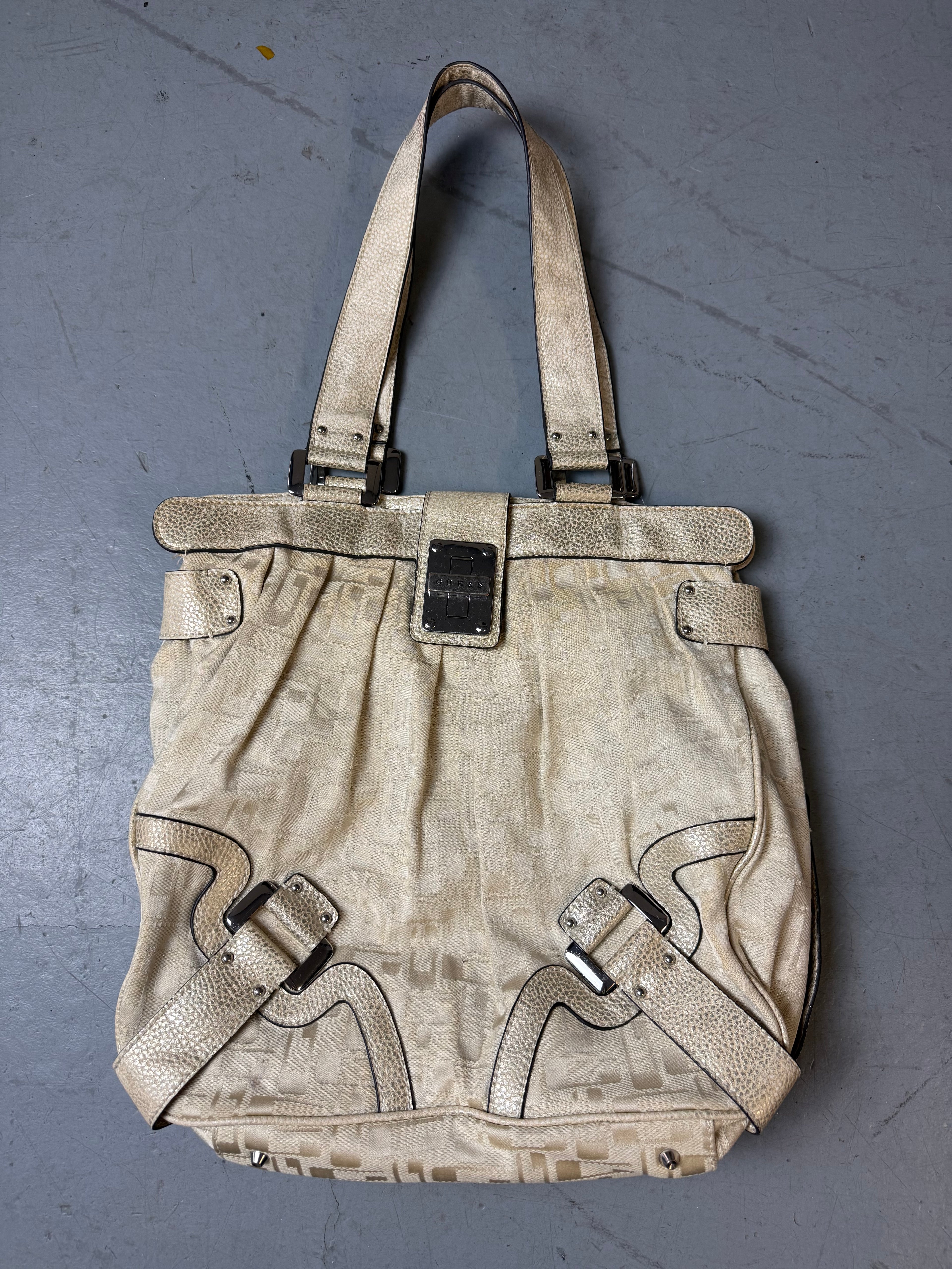 Produktbild von einer Vintage CNTY BAGS Guess Beige Monogram Big Bag von vorne