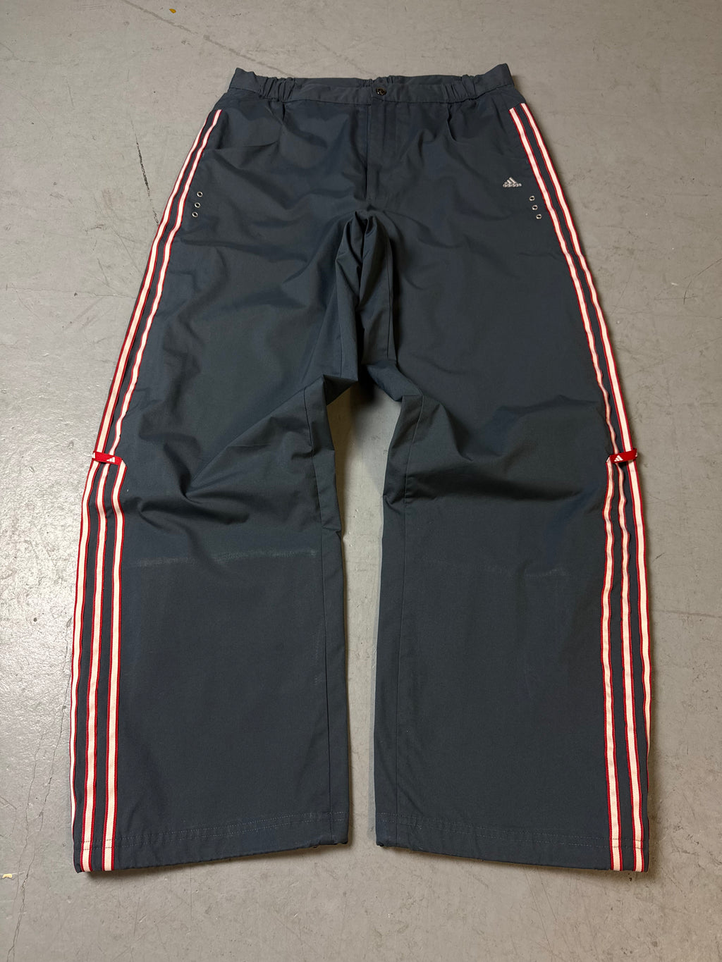 Eine graue Adidas Trackpants vintage Y2K Sporthose Jogginghose 