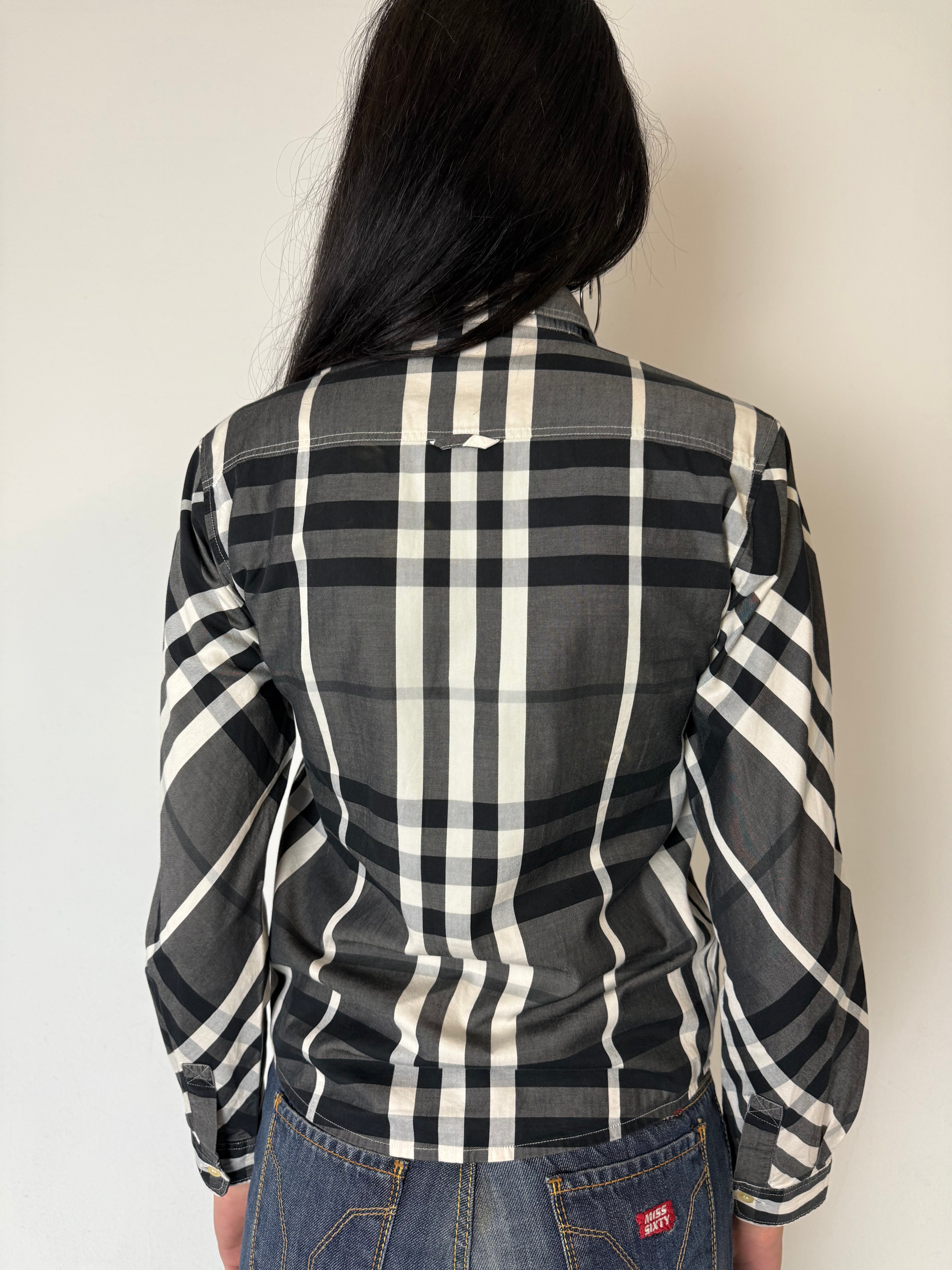 Eine schwarz weiß karierte Bluse von Burberry 