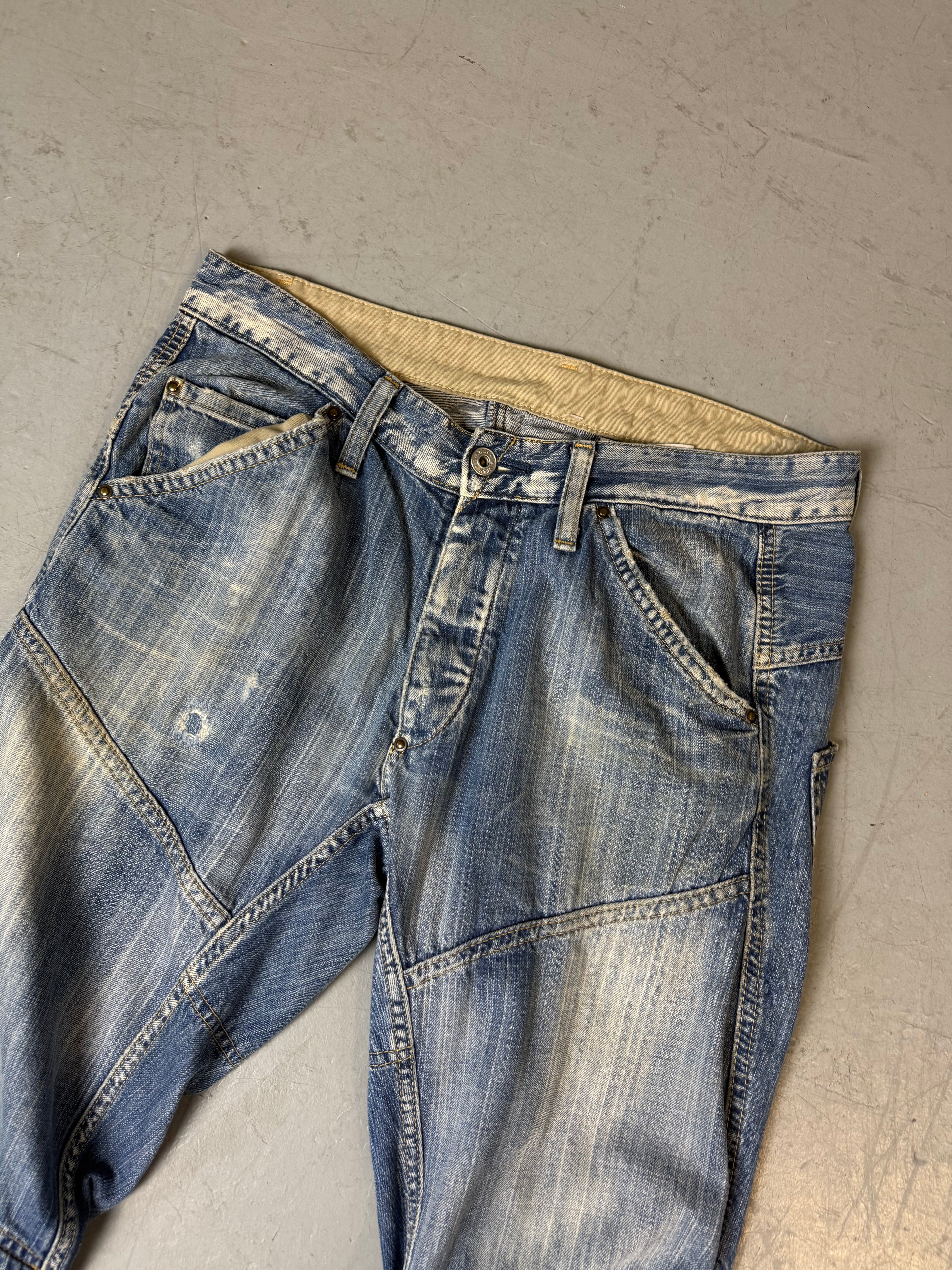 Eine baggy g-Star raw jeans in blauer Waschung 