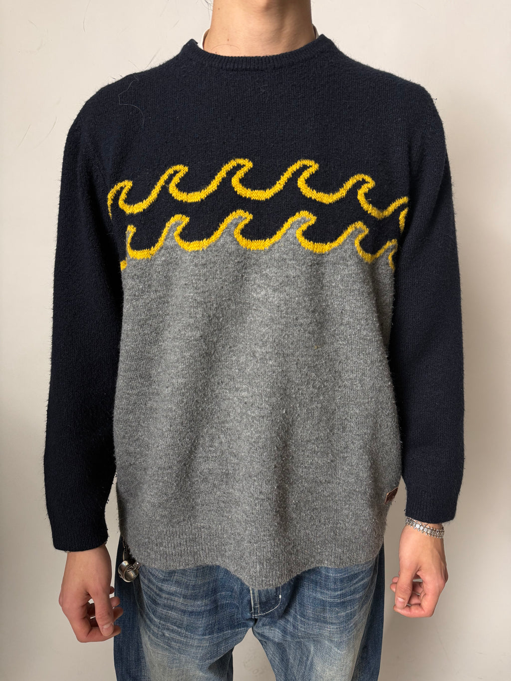 Tragebild von Vintage Billabong Waves Blue and Grey Sweater L  von vorne