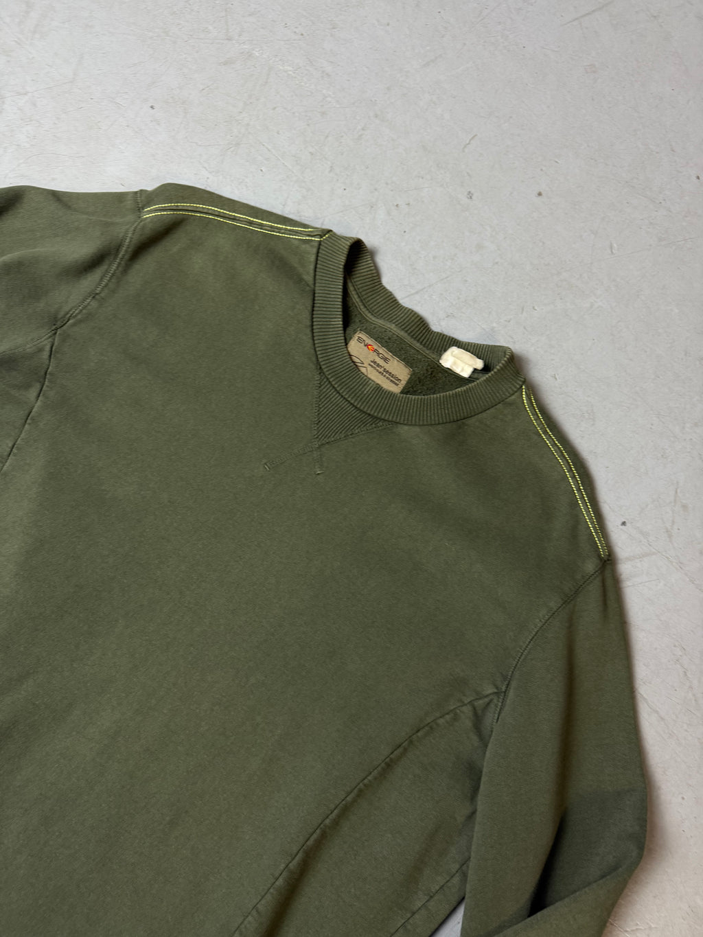 Detailbild von Vintage Energie Khaki Green Sweater von vorne