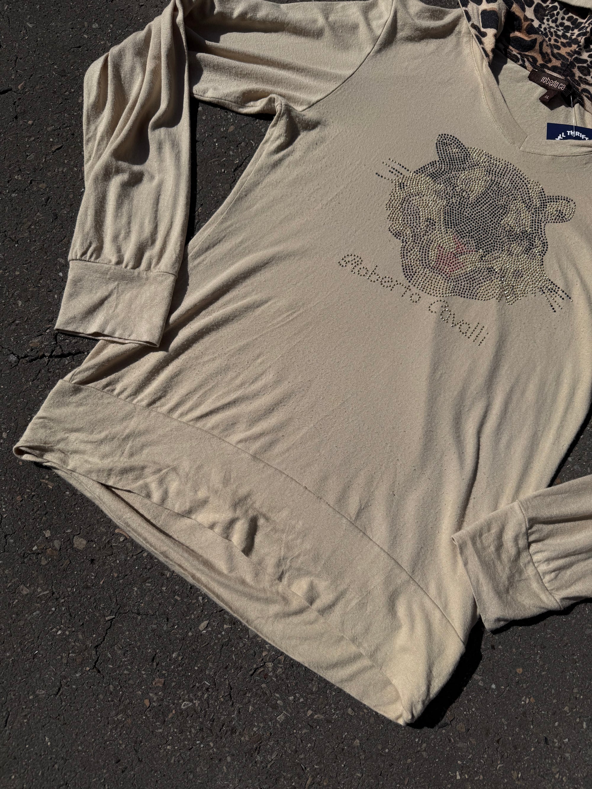 Ein Beiges Longsleeve mit Leoparden Kaputze und einem Tiger in Rhinestones auf der Brust von Roberto Cavalli