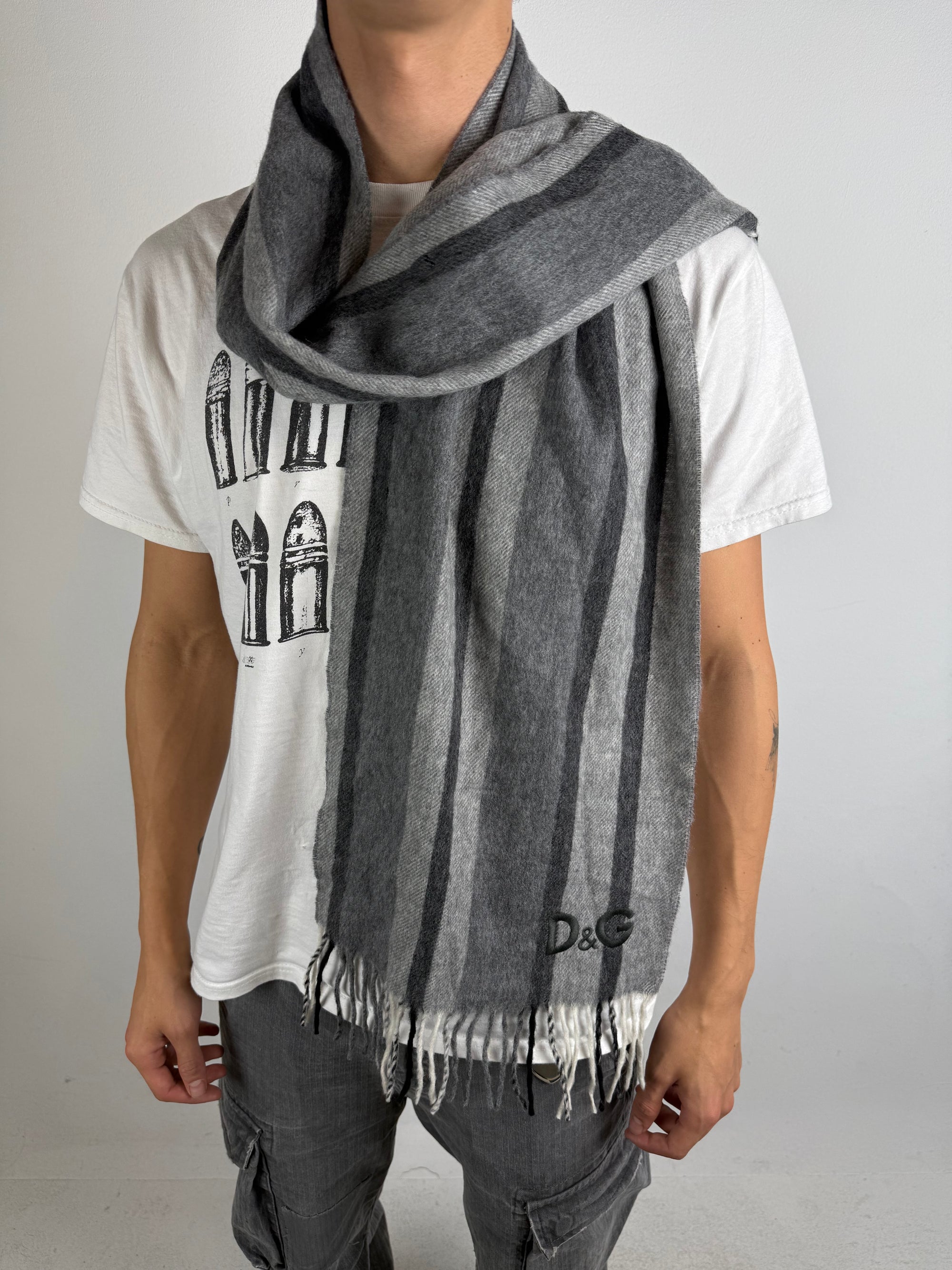 Tragebild von Vintage D&G Grey Striped Scarf 