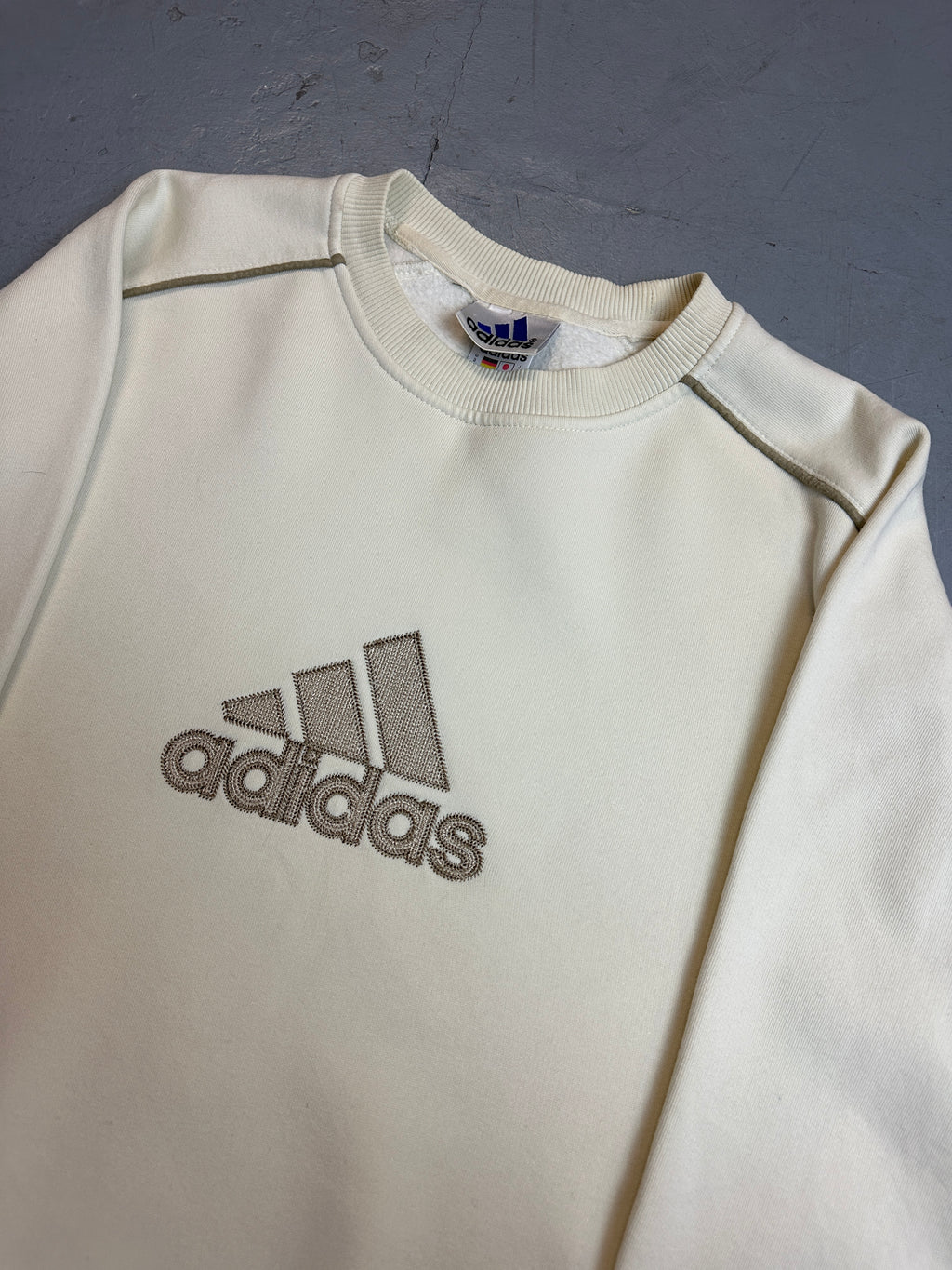 Vintage Adidas Cream Crewneck Sweater 2002 für Männer. Y2K Secondhand 2000s Fashion