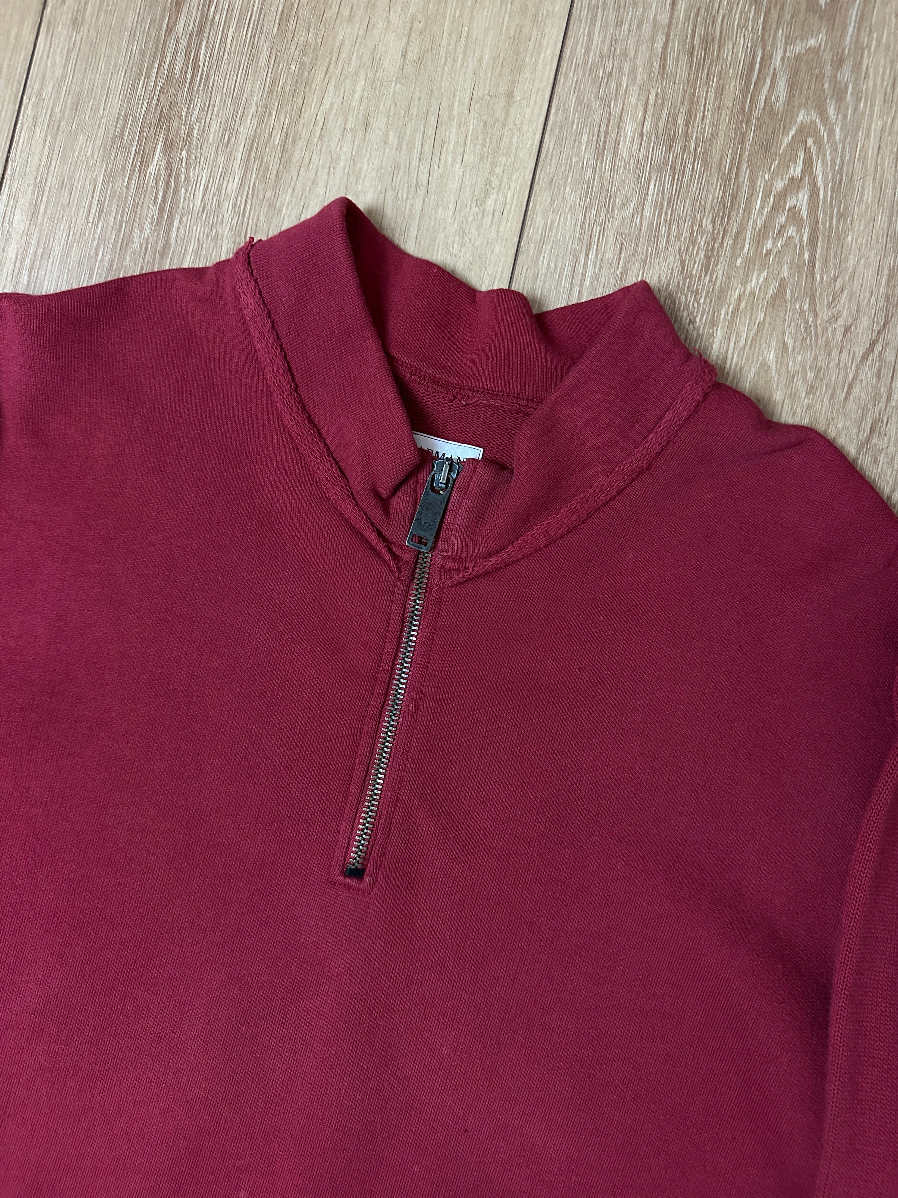 Detailbild Vintage Red Armani Quarter Zip Sweater von vorne 