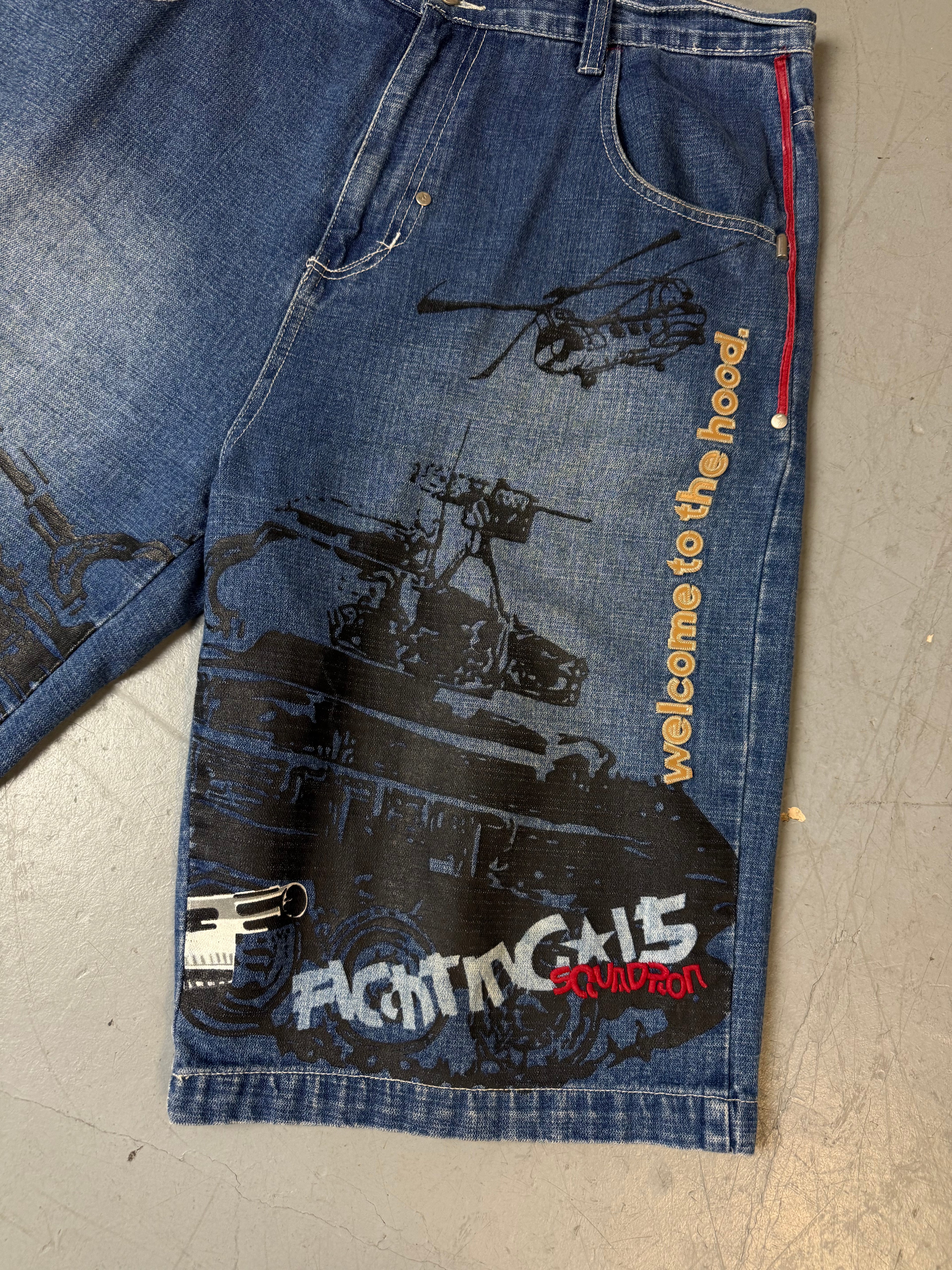 Eine blaue baggy denim shorts mit auffälligem Print in rot und schwarz 