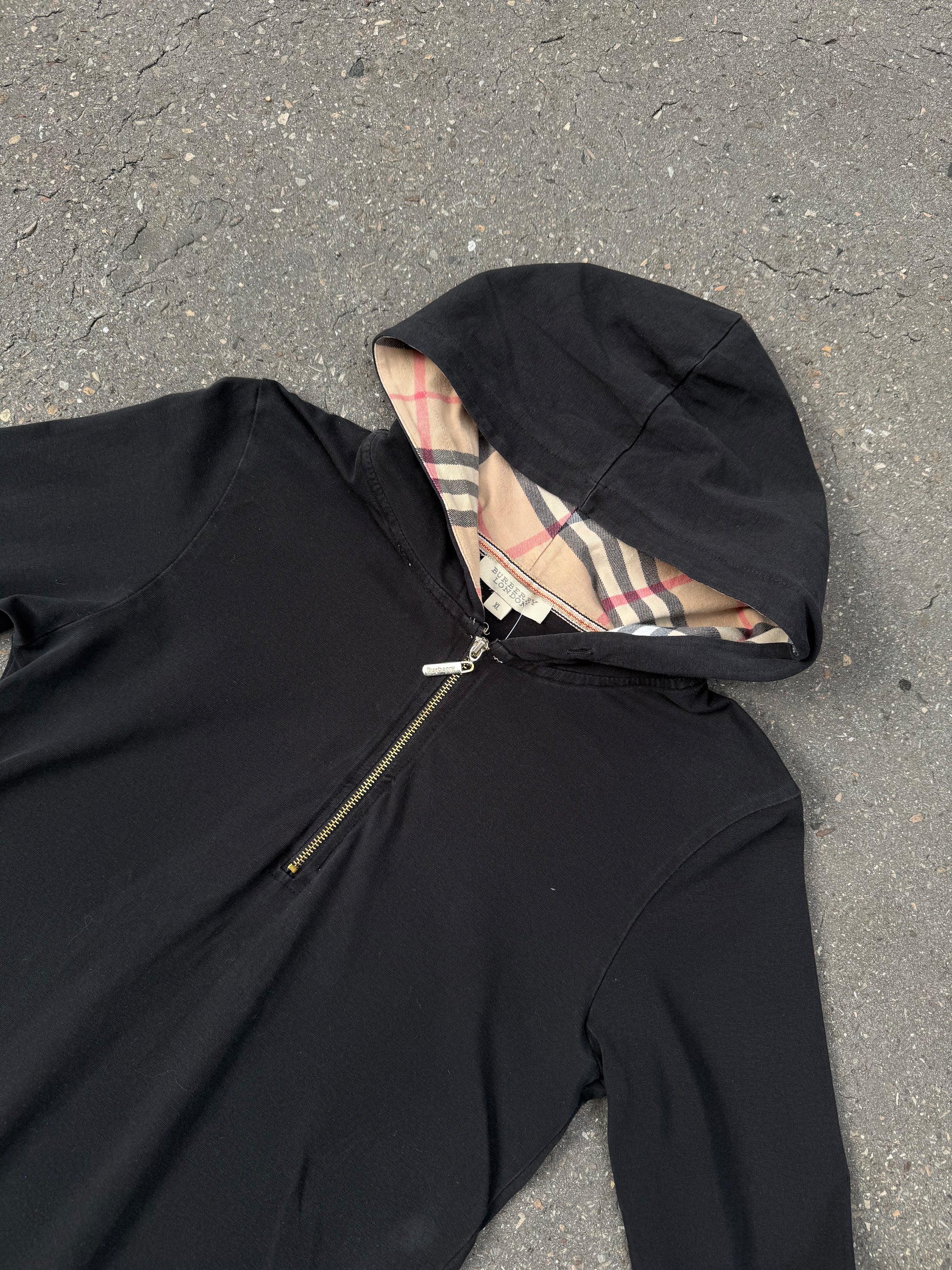 Ein schwarzes Burberry Half Zip Longsleeve mit Gold Reißverschluss und dem Burberry Muster in der Kaputze