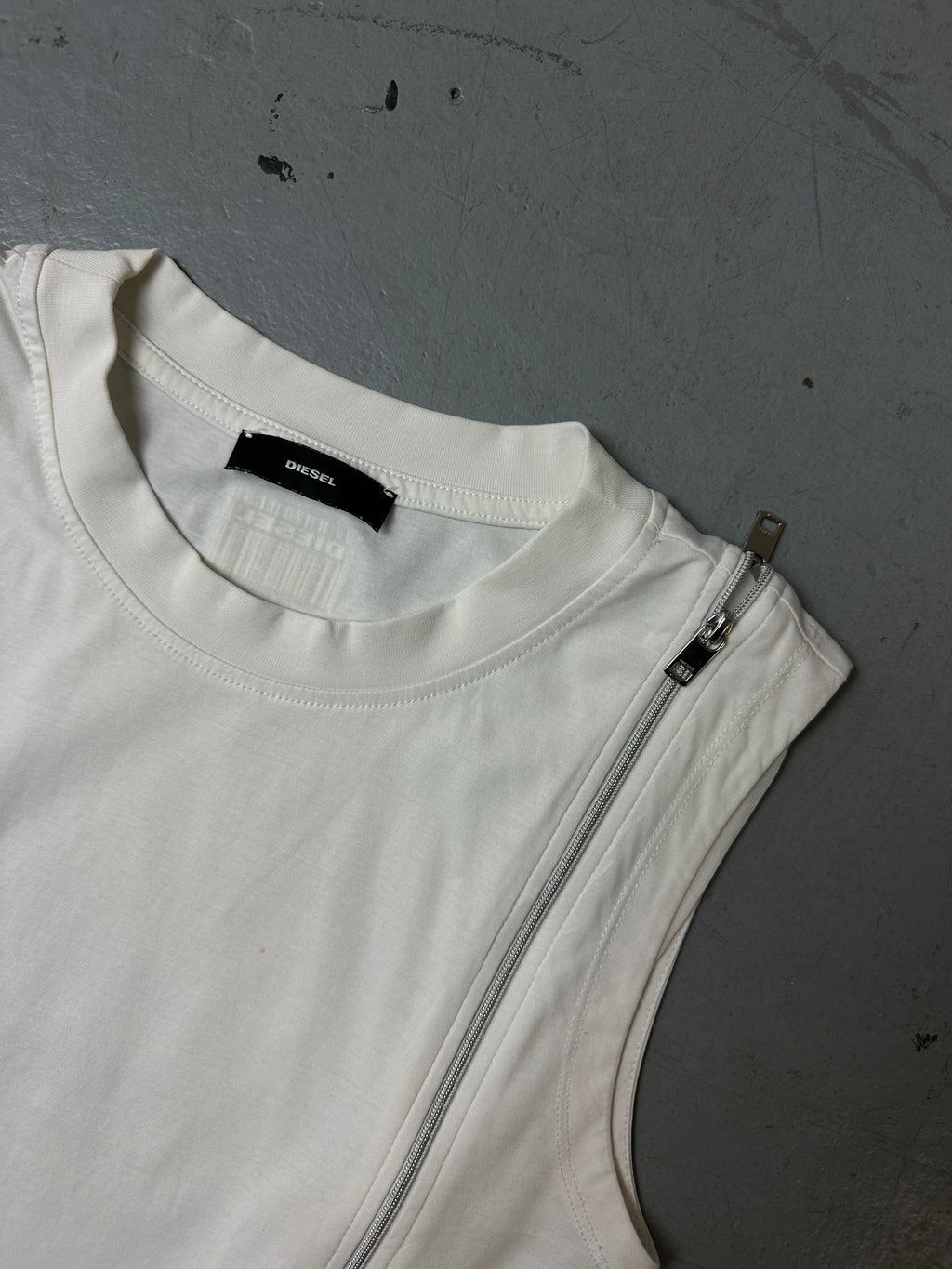 Detailliertes Produktbild von Vintage White Multizip Diesel Tank XS/S von vorne