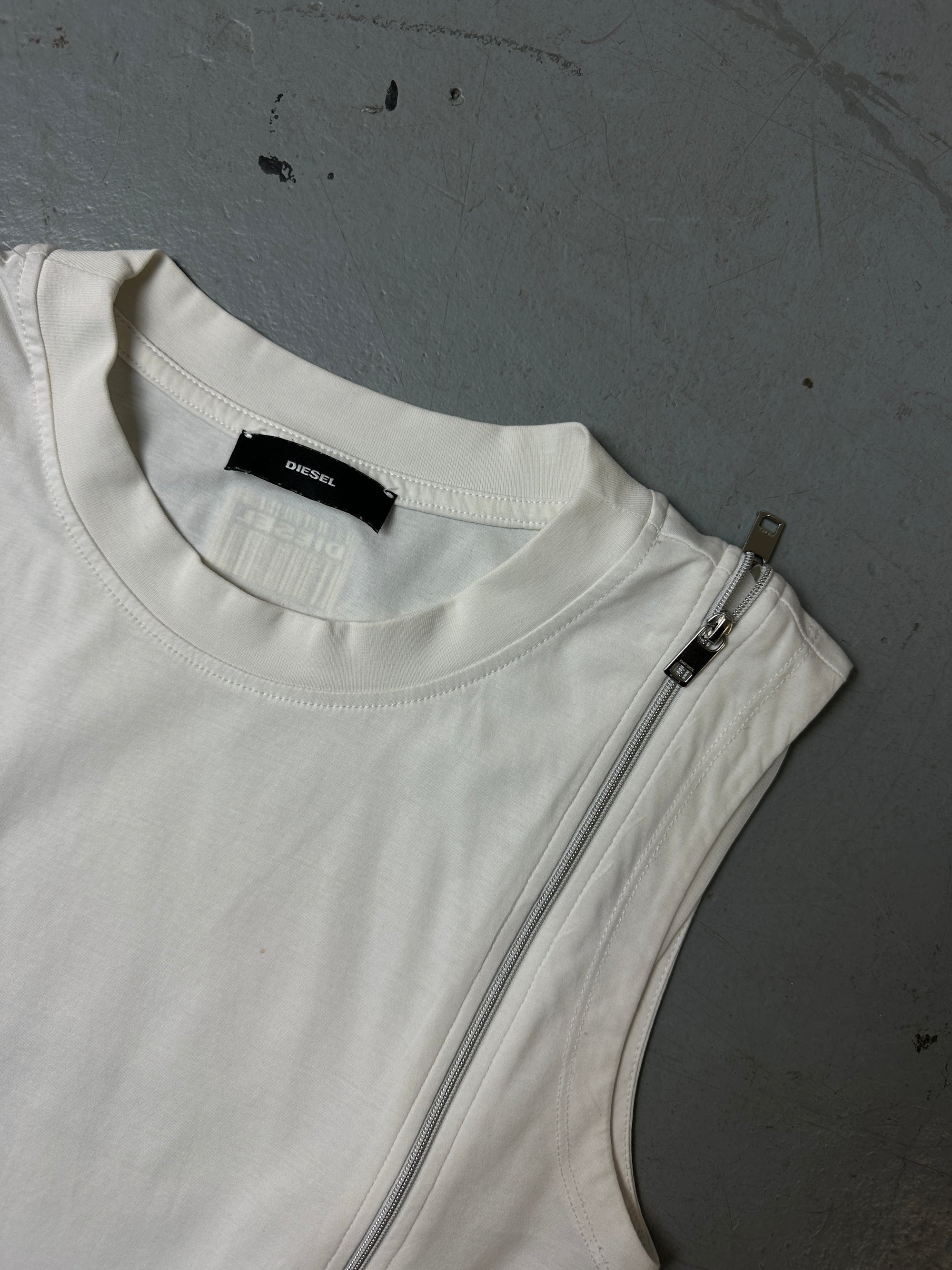 Detailliertes Produktbild von Vintage White Multizip Diesel Tank XS/S von vorne