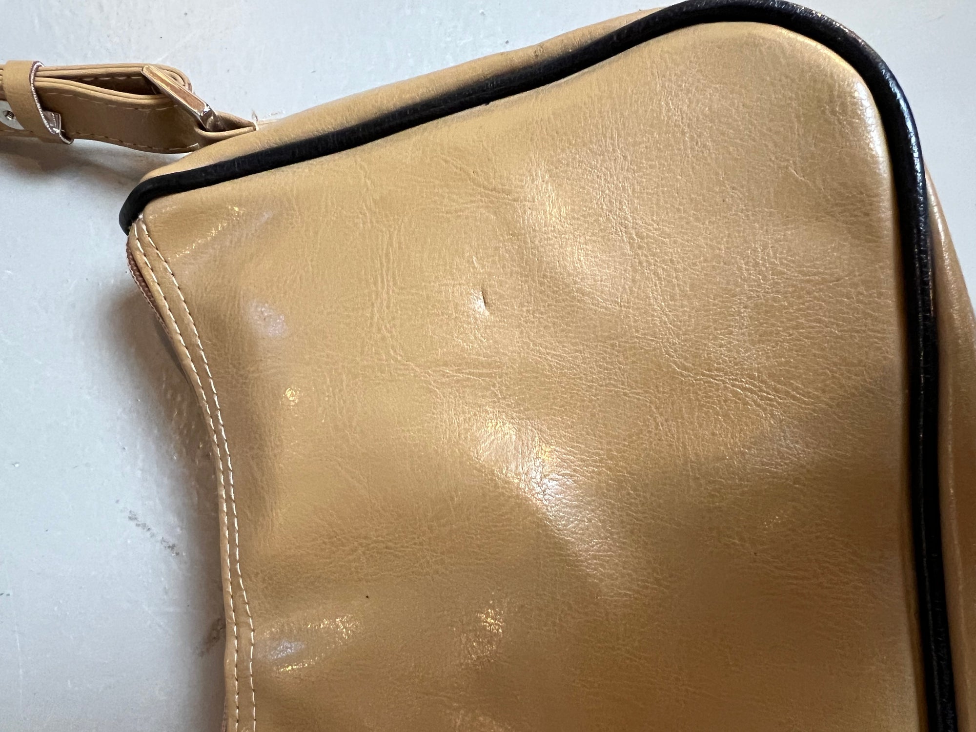 Produkt Bild der Vintage Beige Leather Bag Detail Kratzer